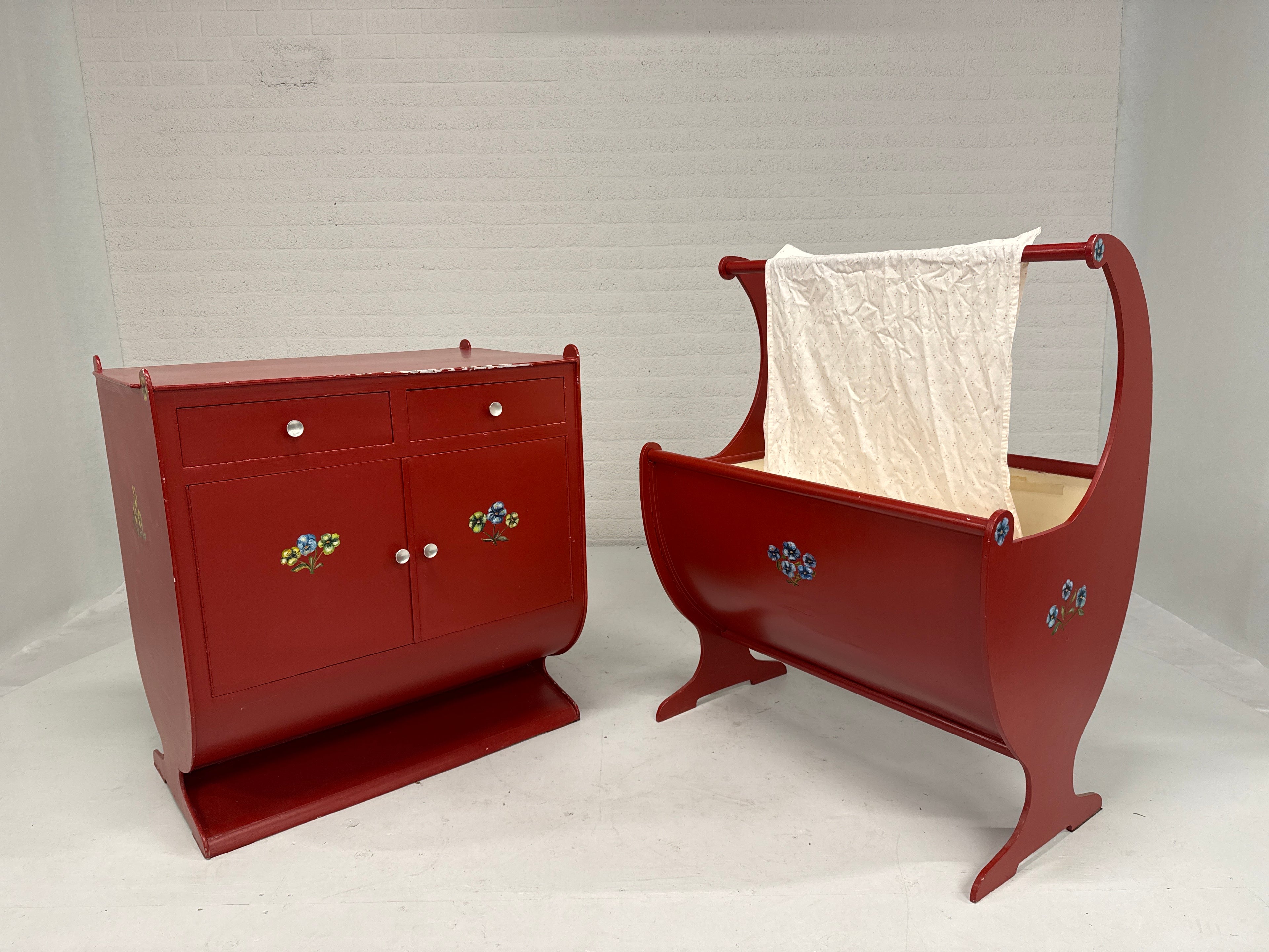 Vintage commode en wieg in rood met bloemen handgeschilderd