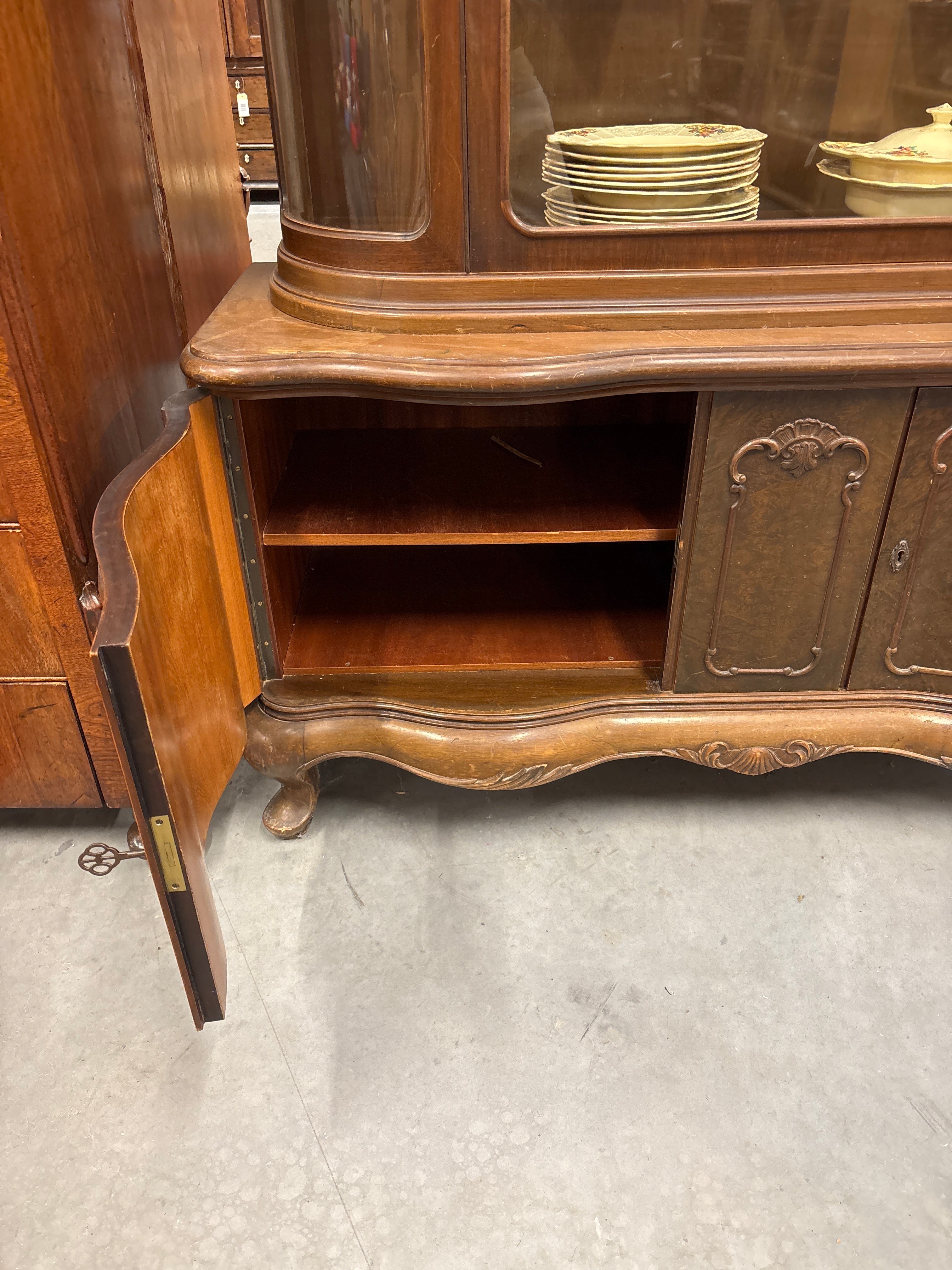 Mid century vitrinekast gebogen glas