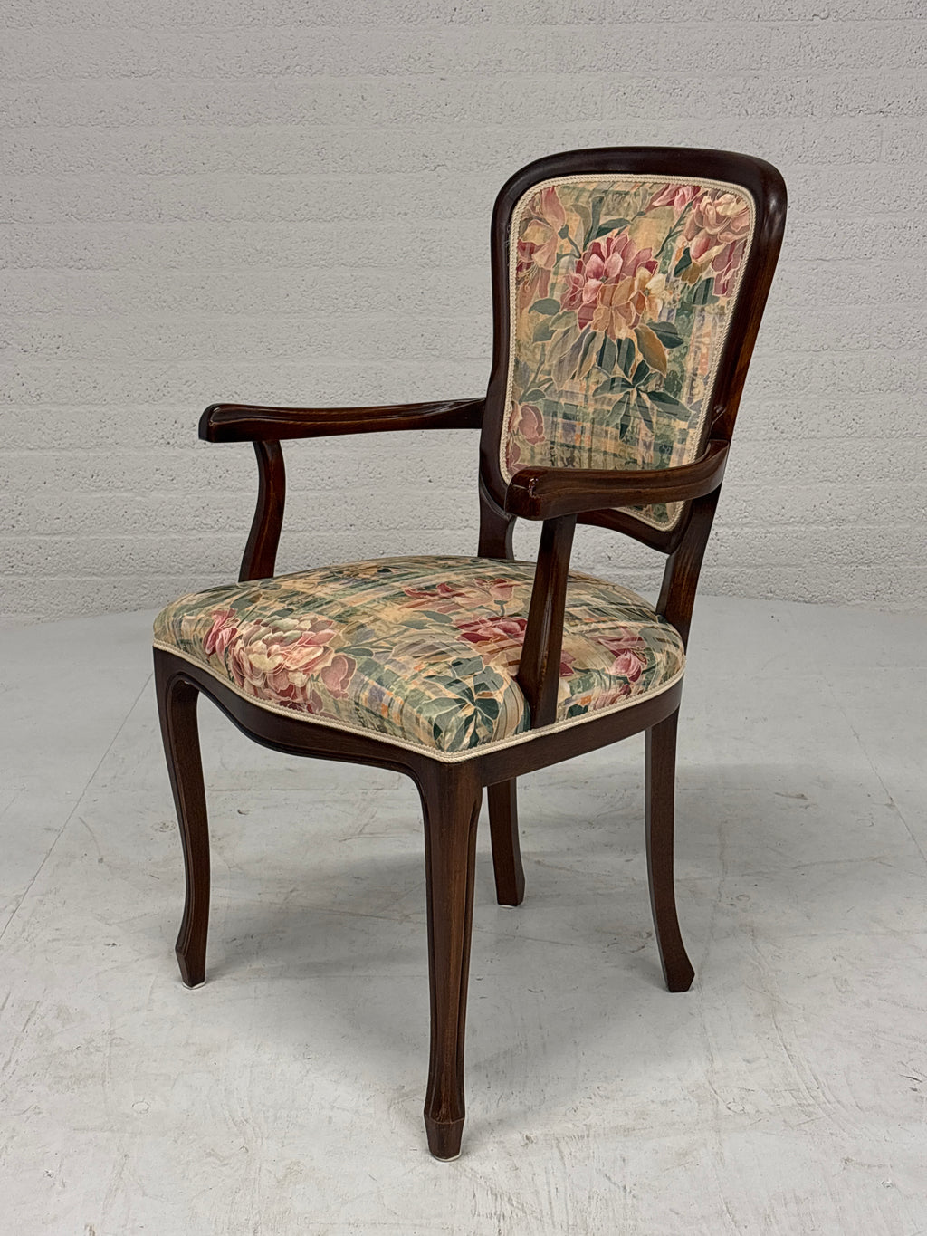 Stoel met bloem bekleding