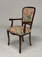 Stoel met bloem bekleding