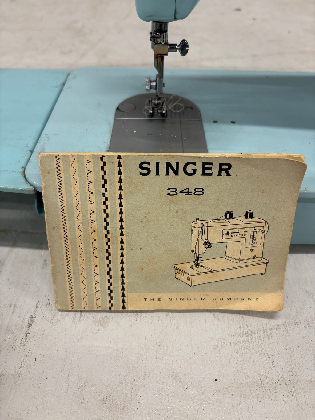 Singer 348 ijsblauwe naaimachine