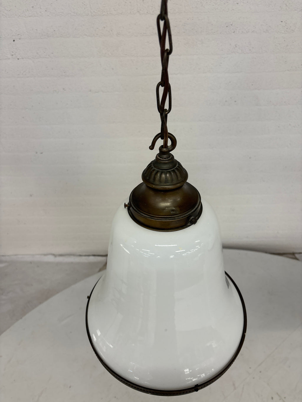 2 hanglampen met wit glazen kappen