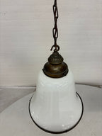 2 hanglampen met wit glazen kappen