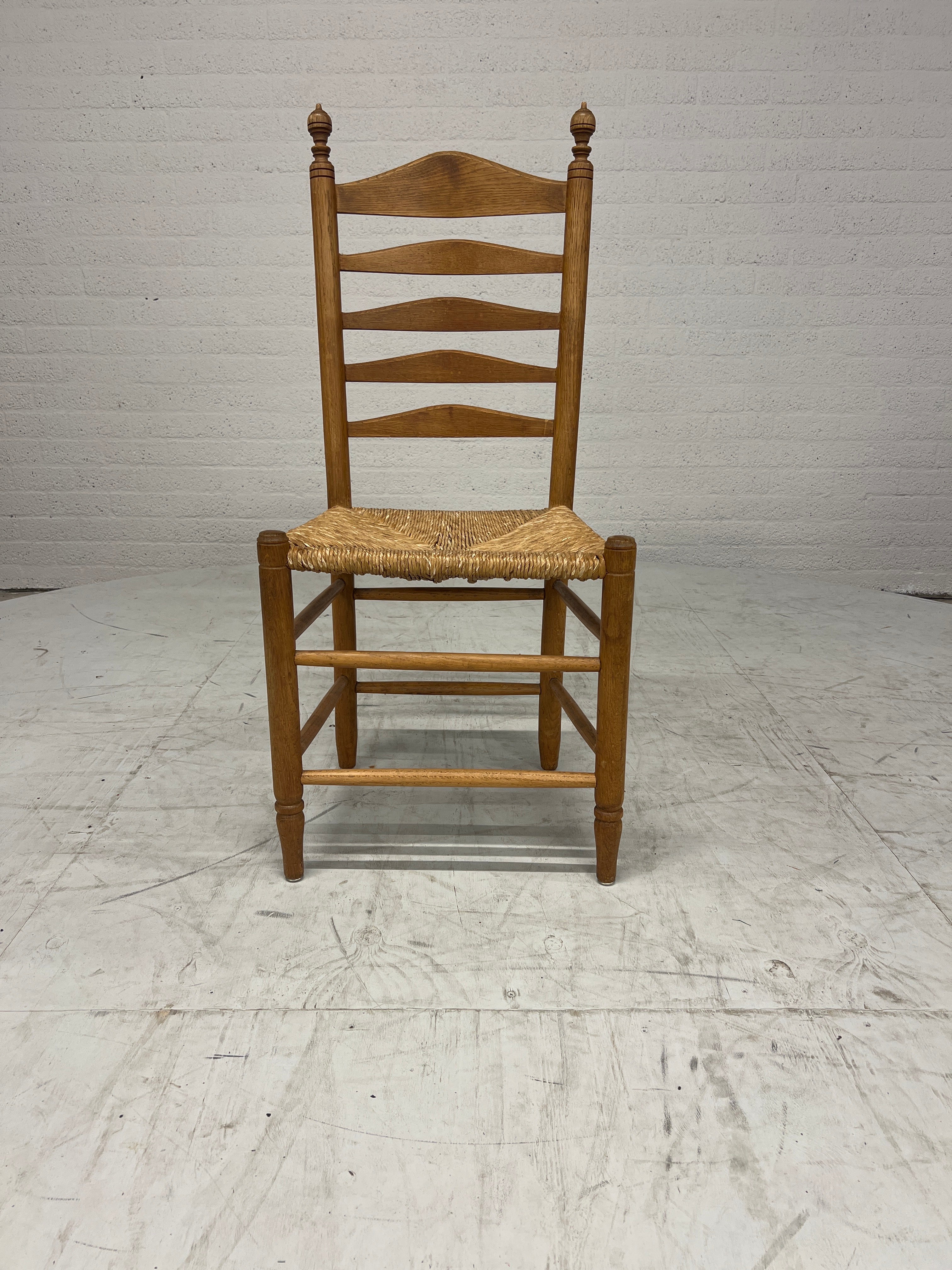 Vintage houten ladderstoel met rotan zitting