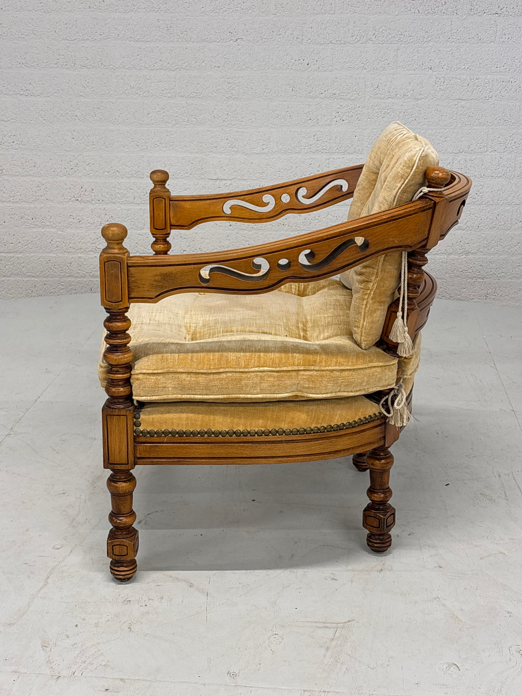 Set vintage Giorgetti stoelen en tafeltje. Okergele bekleding. Italiaans design.