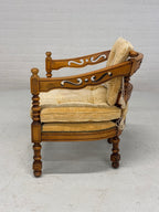 Set vintage Giorgetti stoelen en tafeltje. Okergele bekleding. Italiaans design.