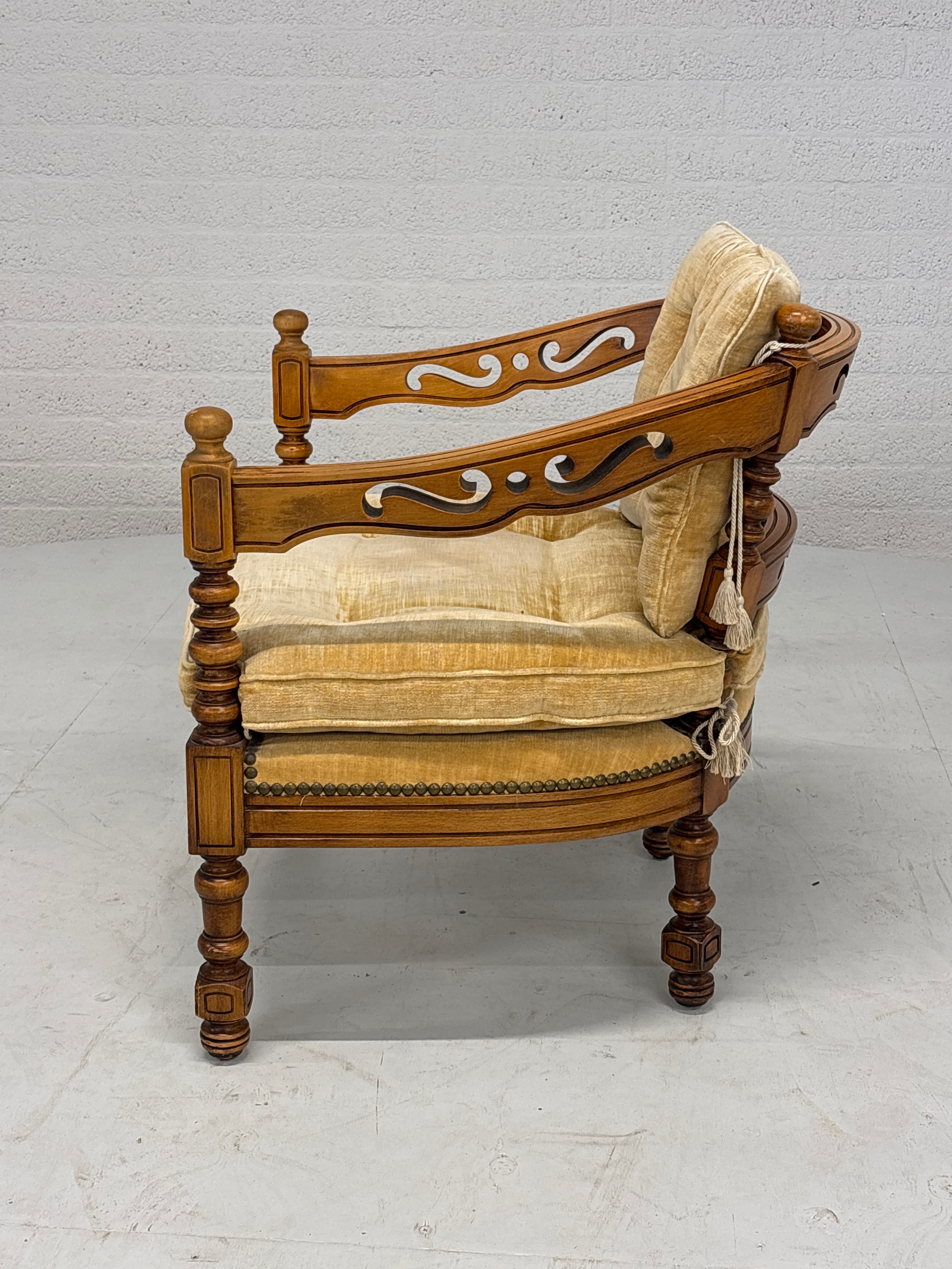 Set vintage Giorgetti stoelen en tafeltje. Okergele bekleding. Italiaans design.