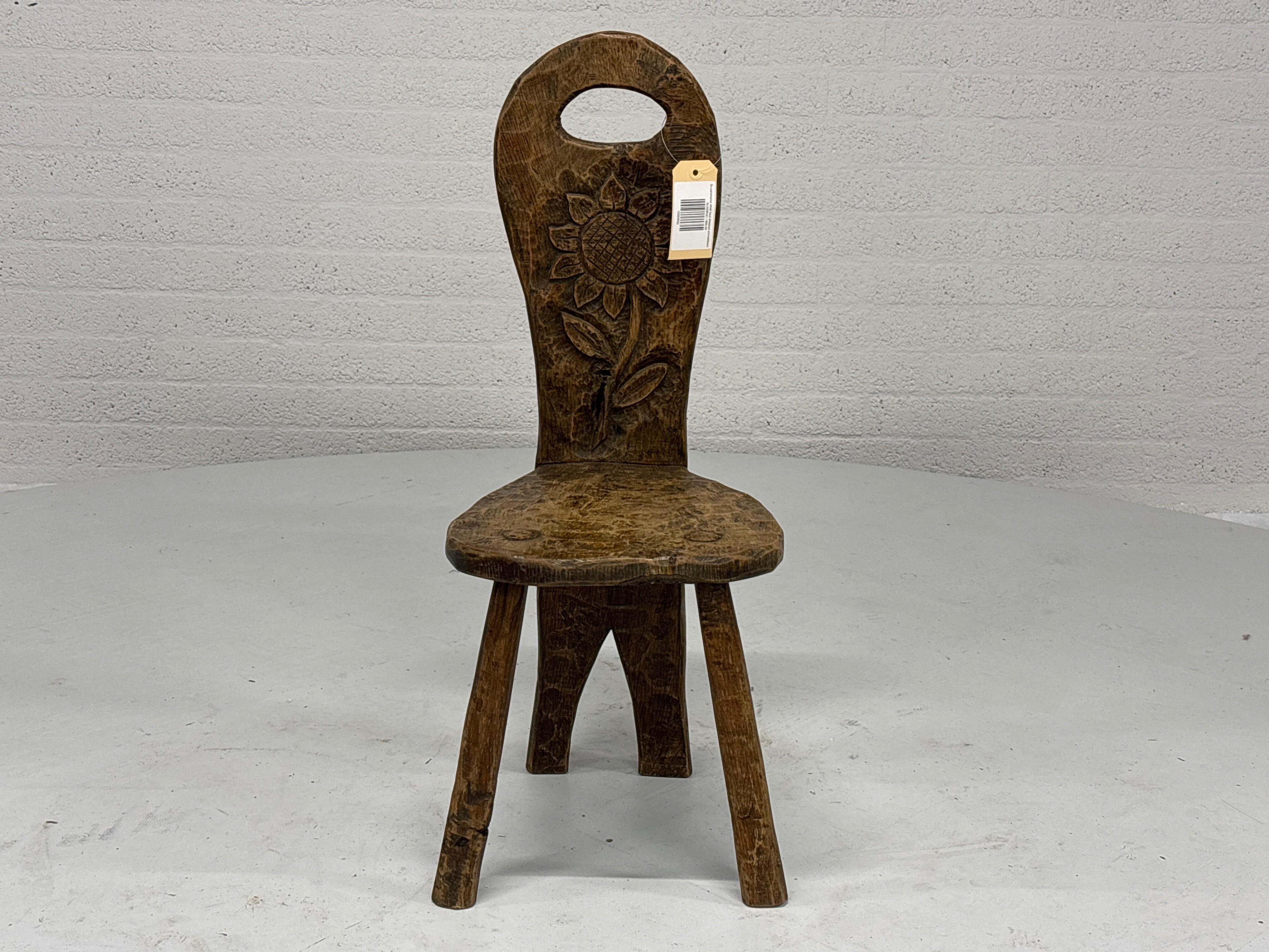 Brutalistische stoel hout driepoot zonnebloem