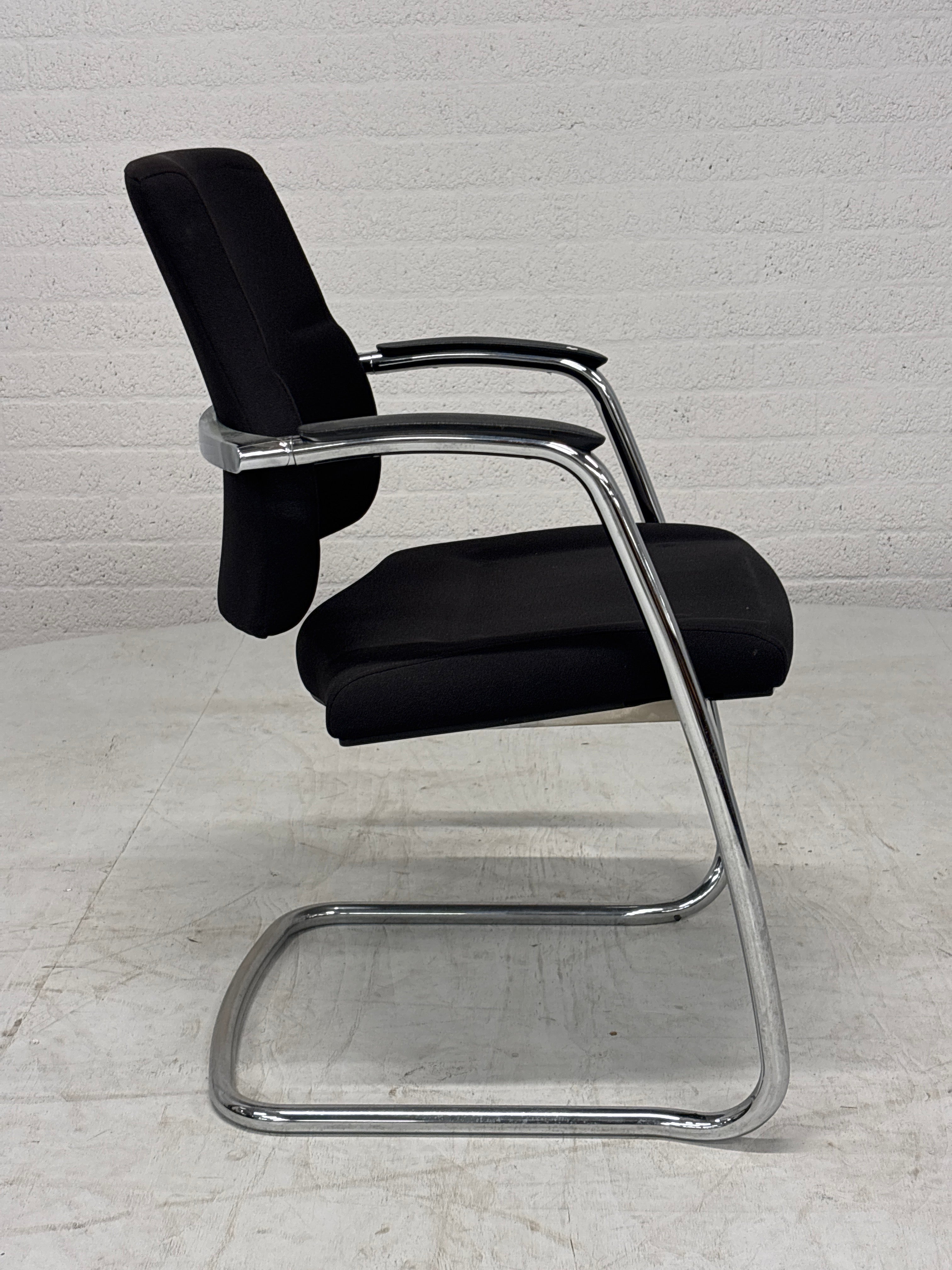 4 Bijzonder mooie comfortabele Axia stoelen voor vergader of eettafel.