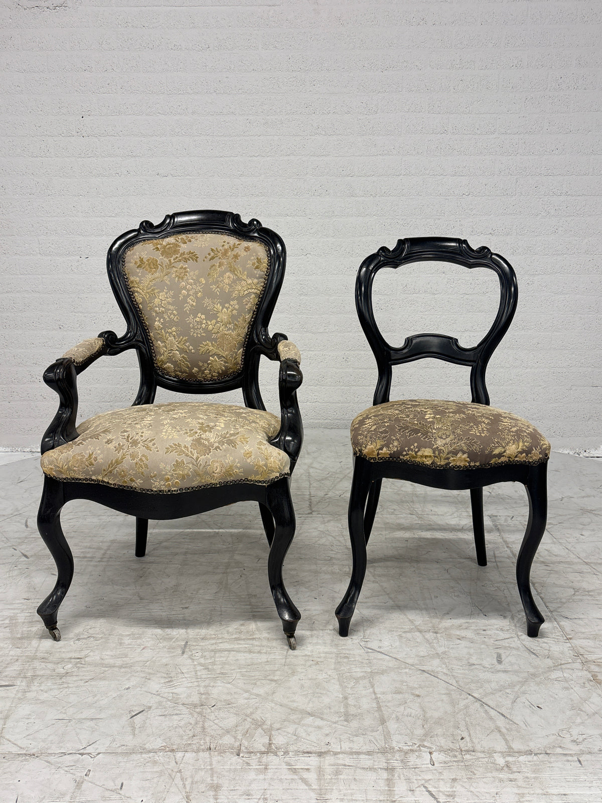 Antieke stoelen in Barok of Louis XV stijl