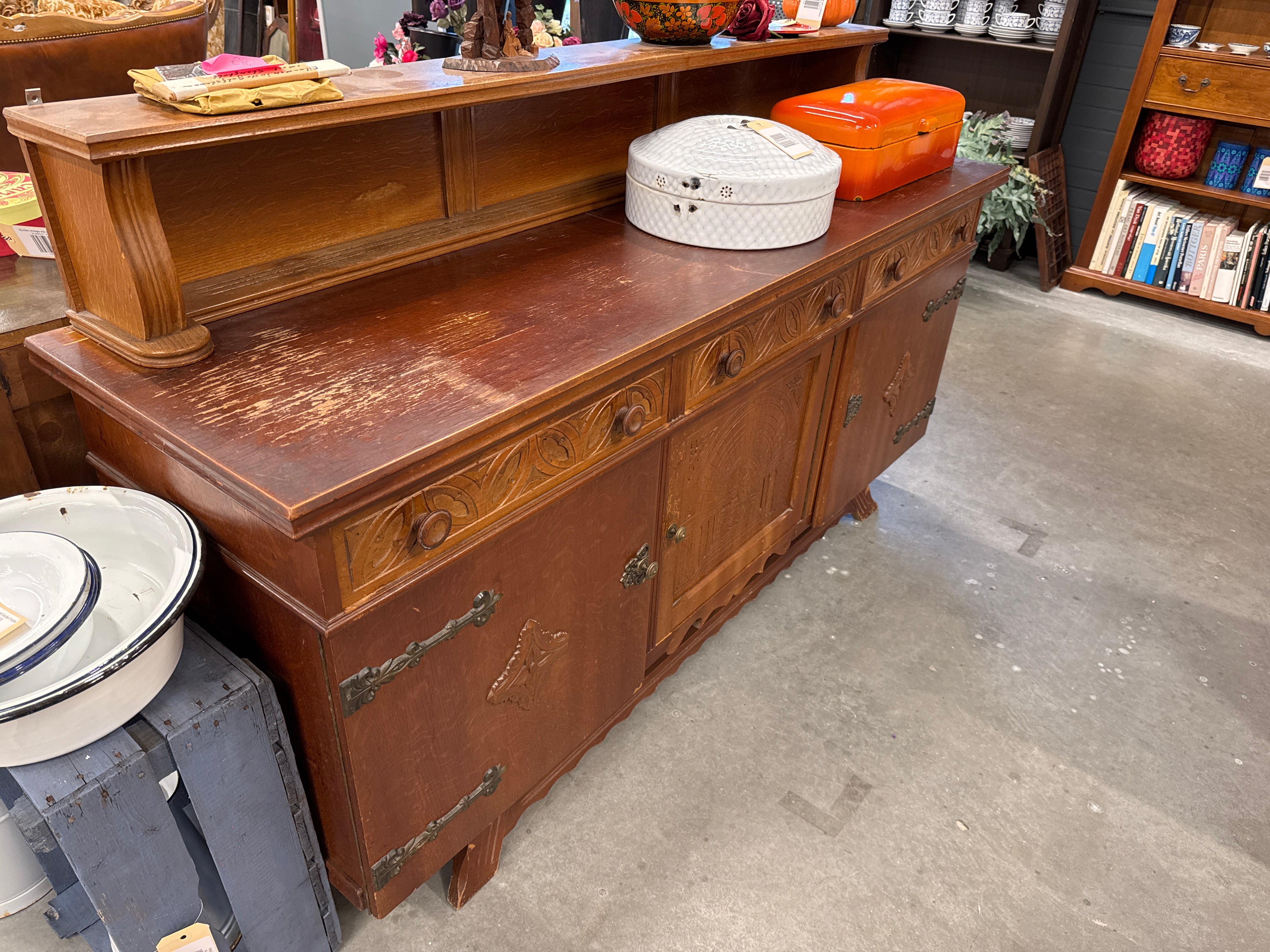 Dressoir met houtsnijwerk