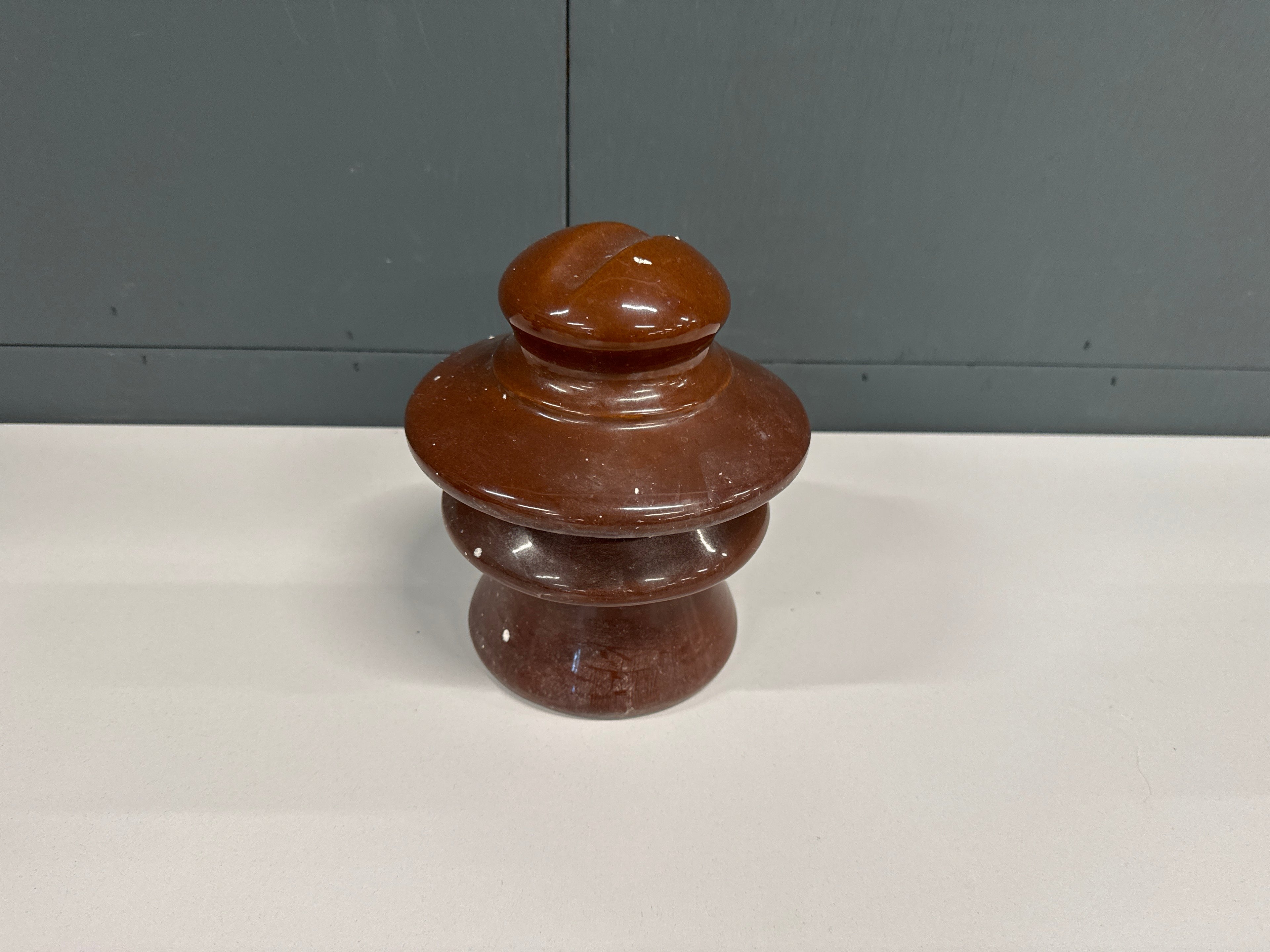 Isolator porselein bruin