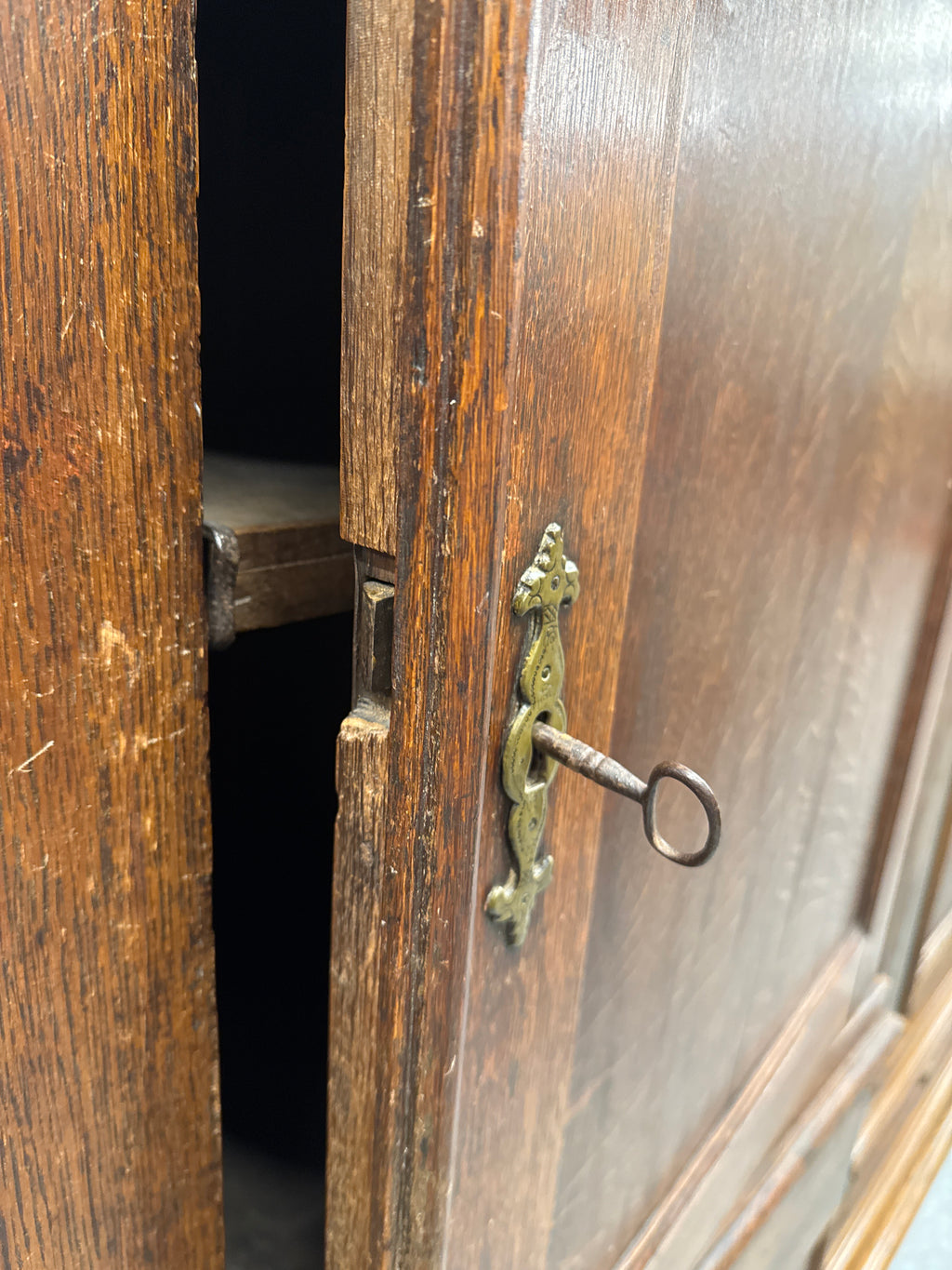 Antieke linnenkast eiken kabinet Limburgs