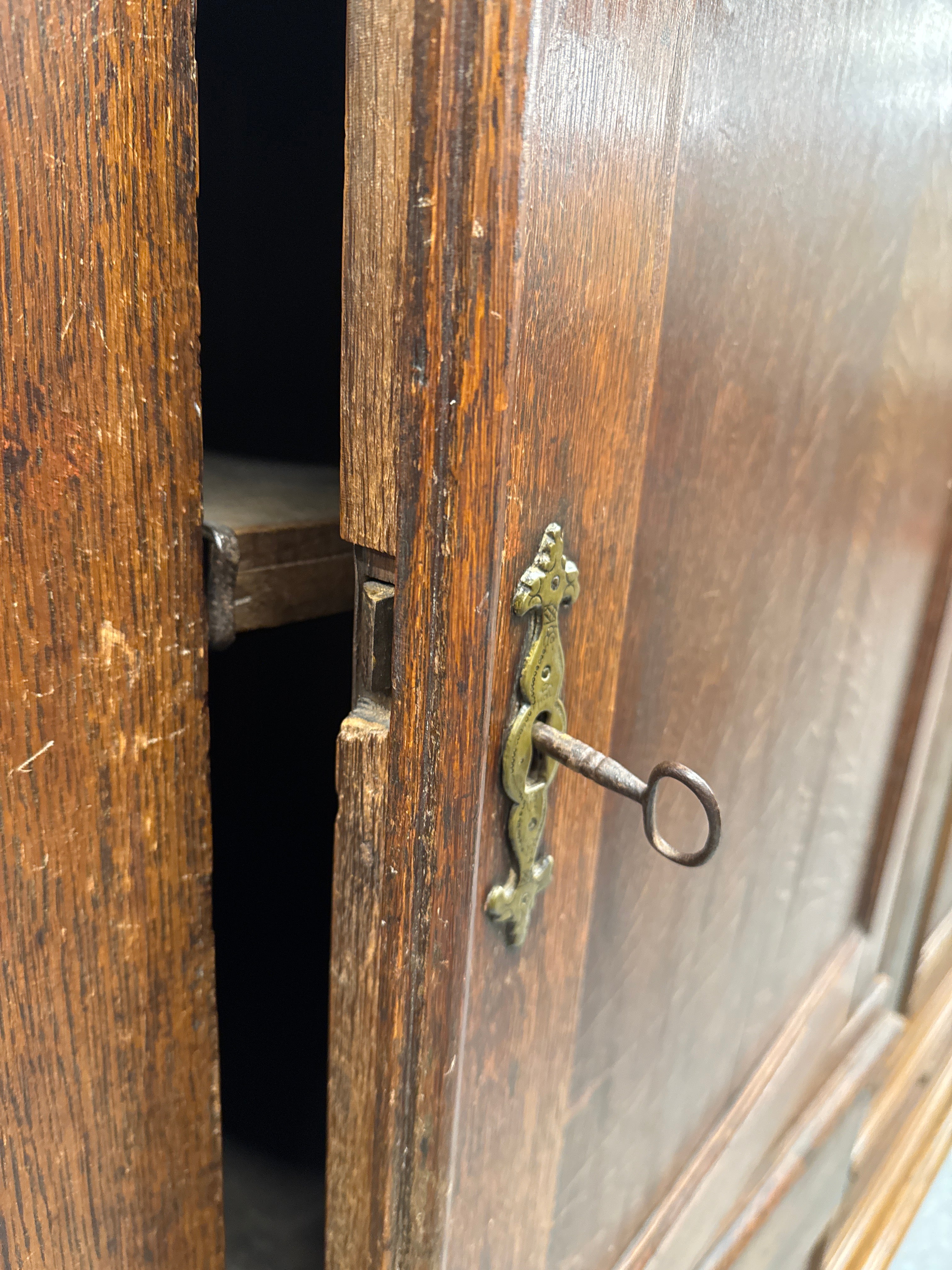 Antieke linnenkast eiken kabinet Limburgs