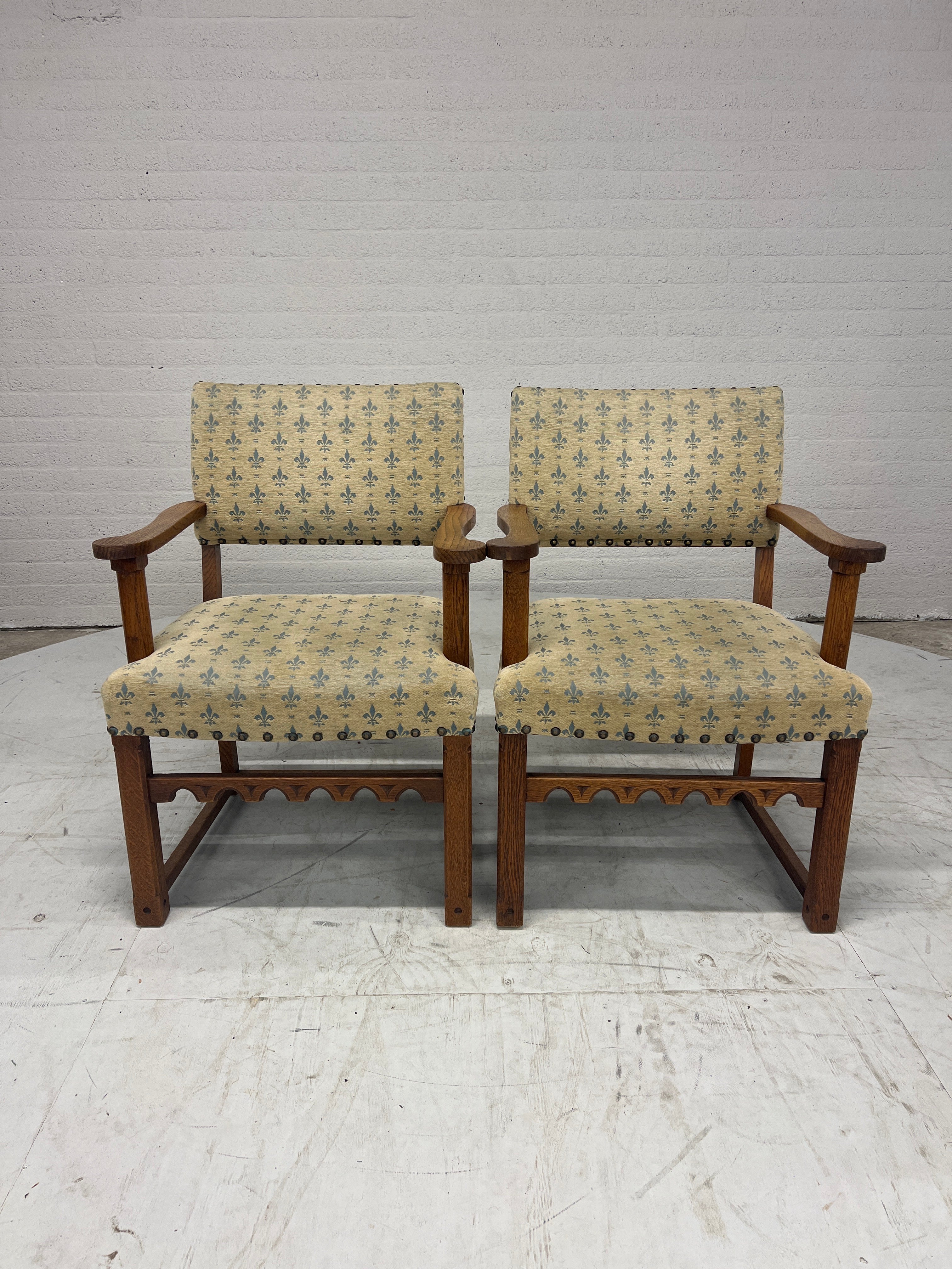 Houten armstoel met fleur-de-lis bekleding