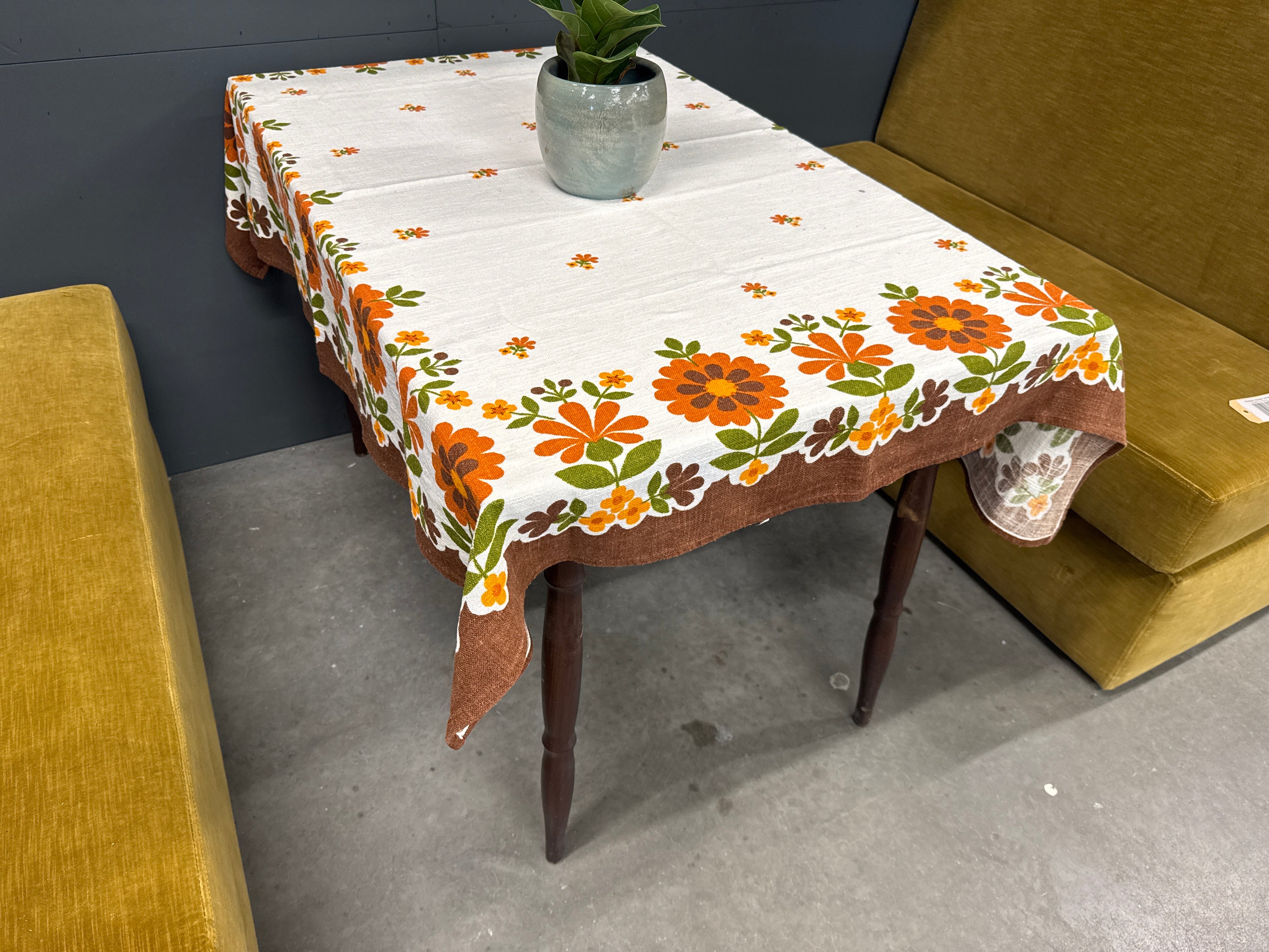 Eettafel met vintage kleed