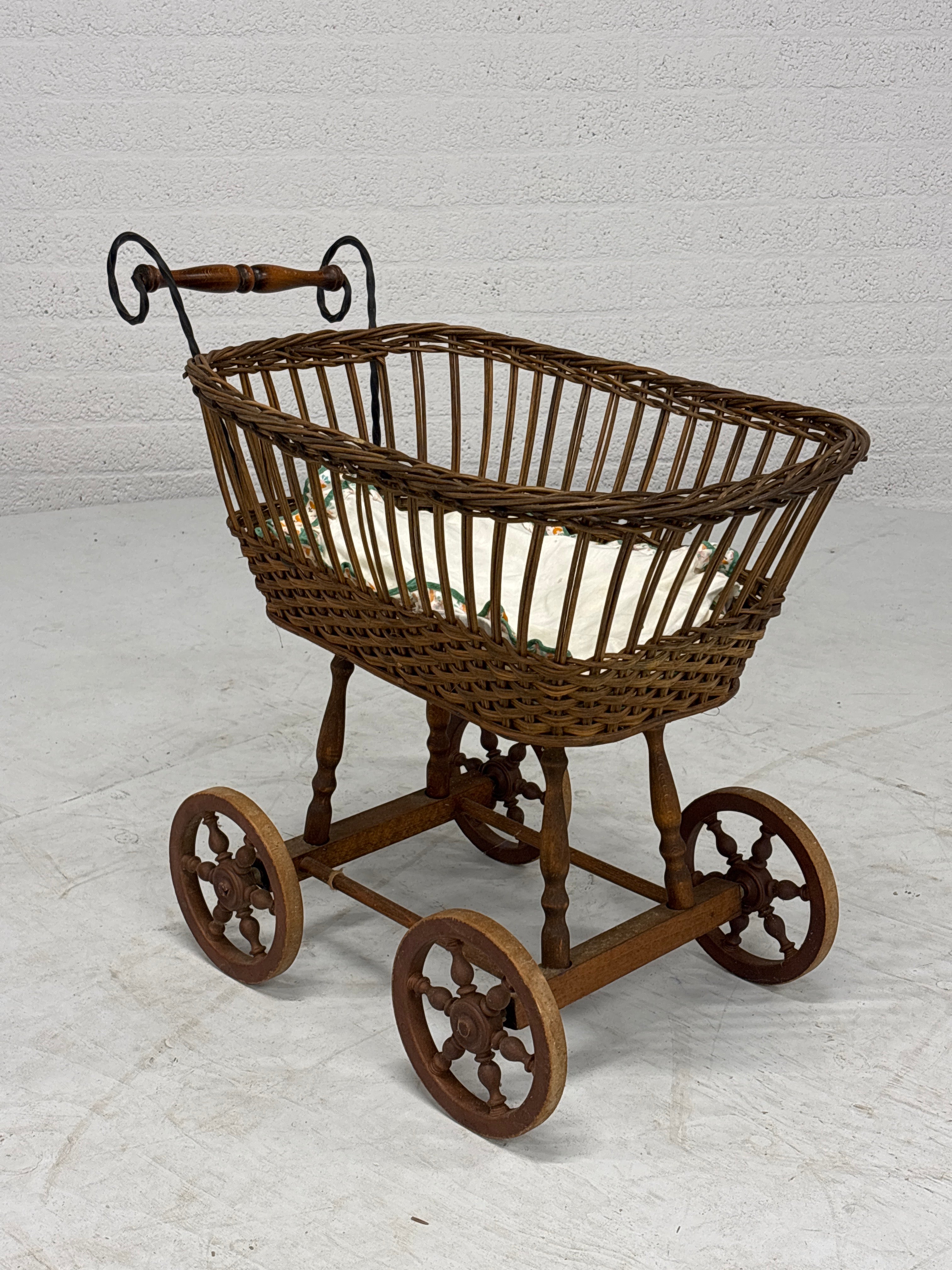 Antieke poppenwagen