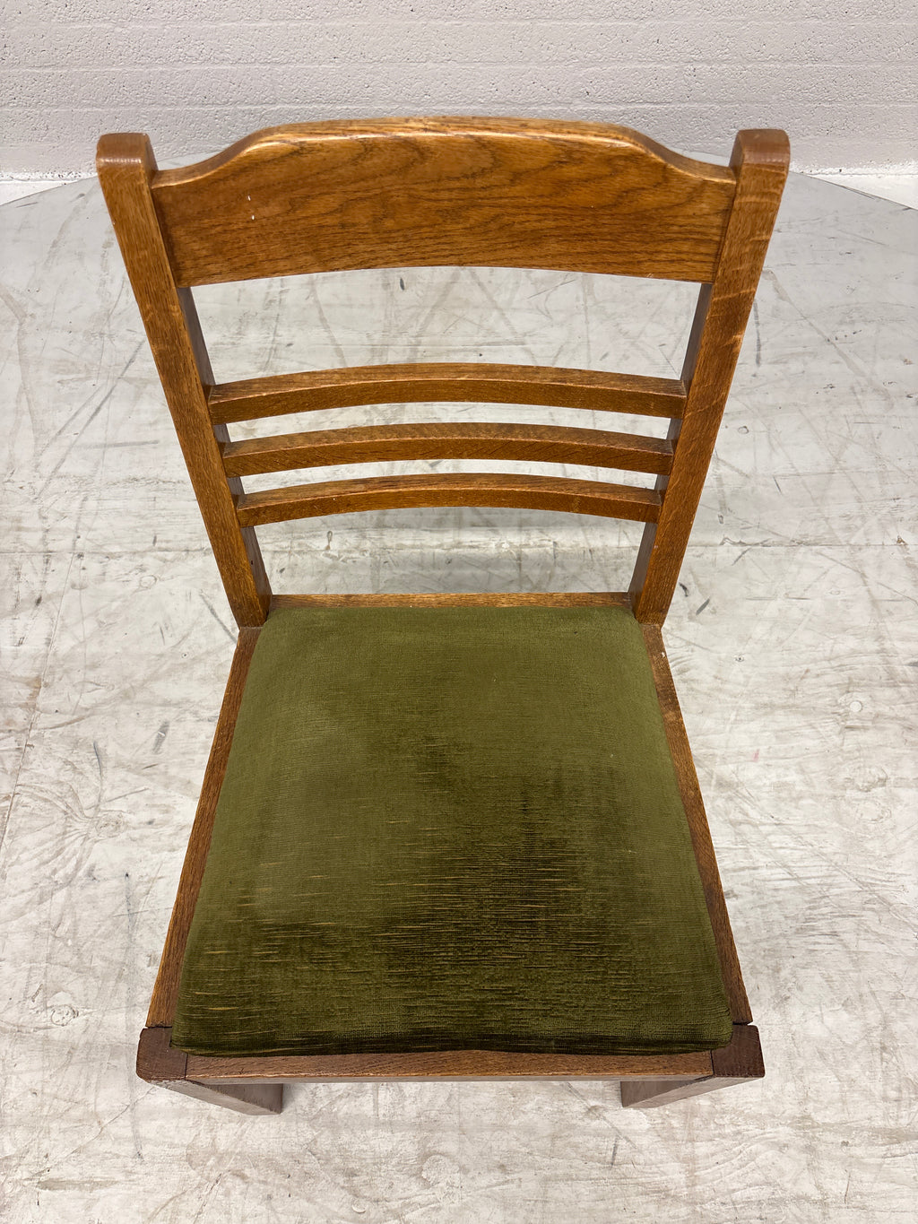 Vintage eetkamerstoel met groen velours zitting