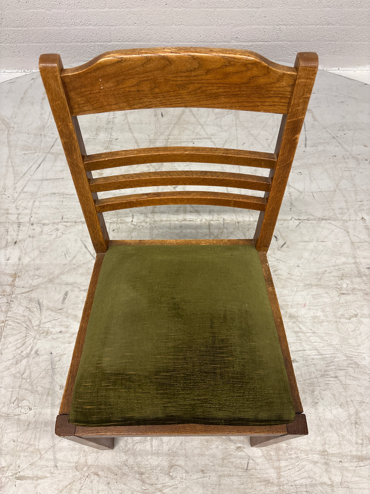 Vintage eetkamerstoel met groen velours zitting