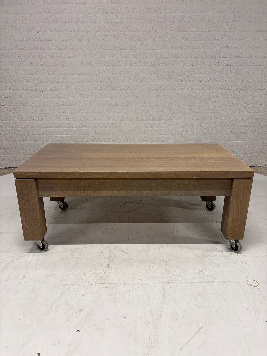 Eiken salontafel op wielen met lade