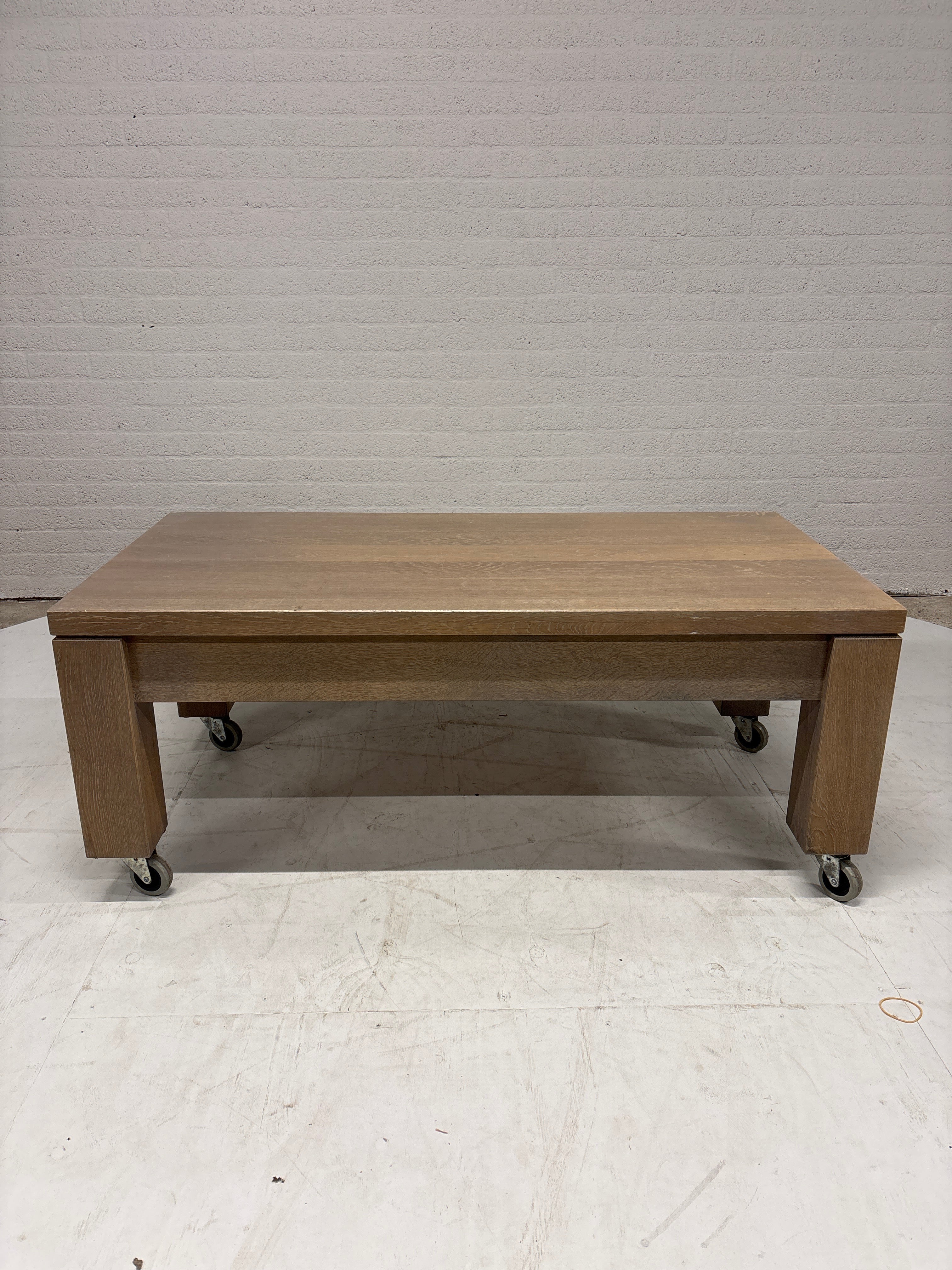 Eiken salontafel op wielen met lade