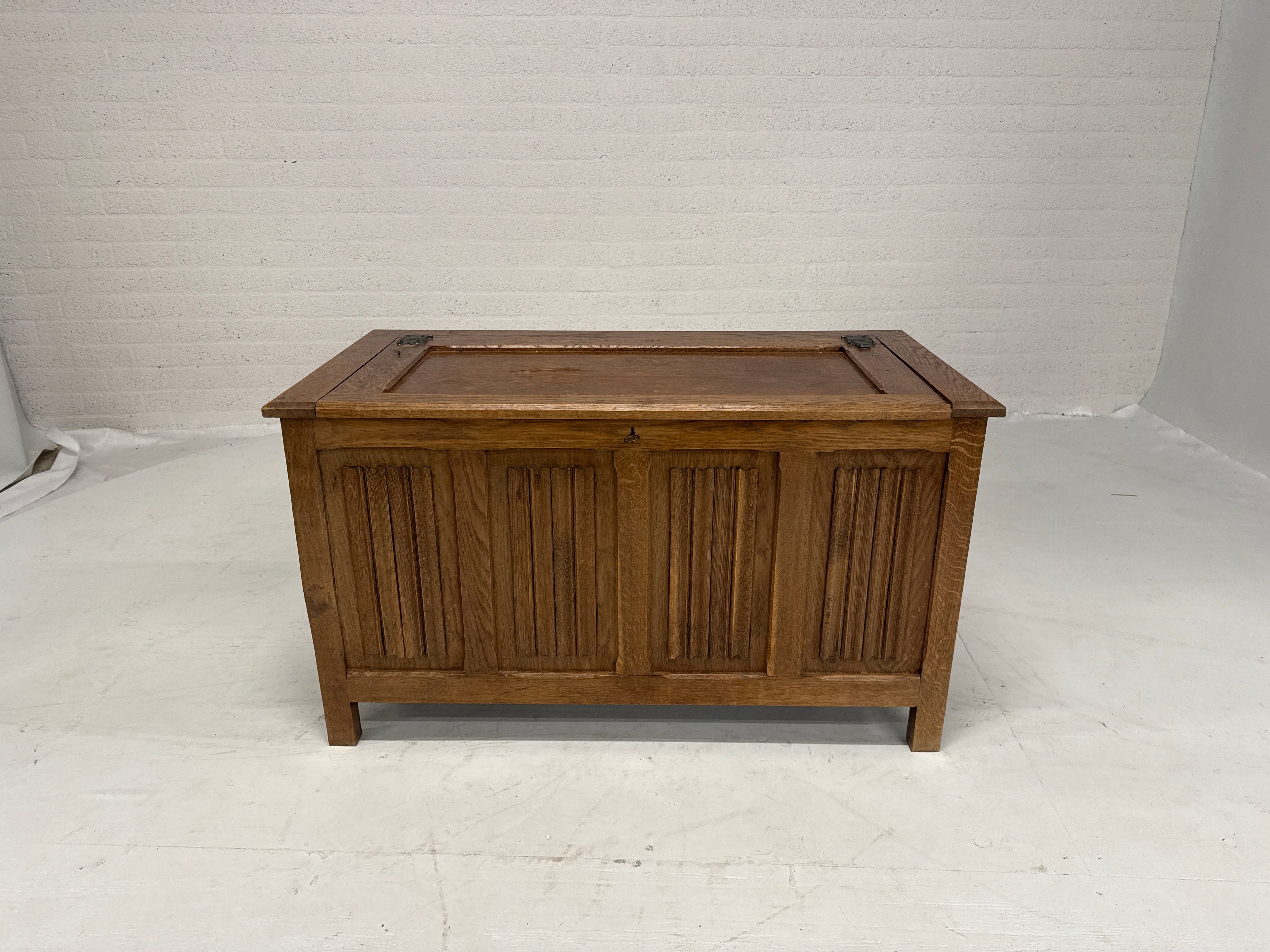 Dekenkast eiken scharnieren beschadiging