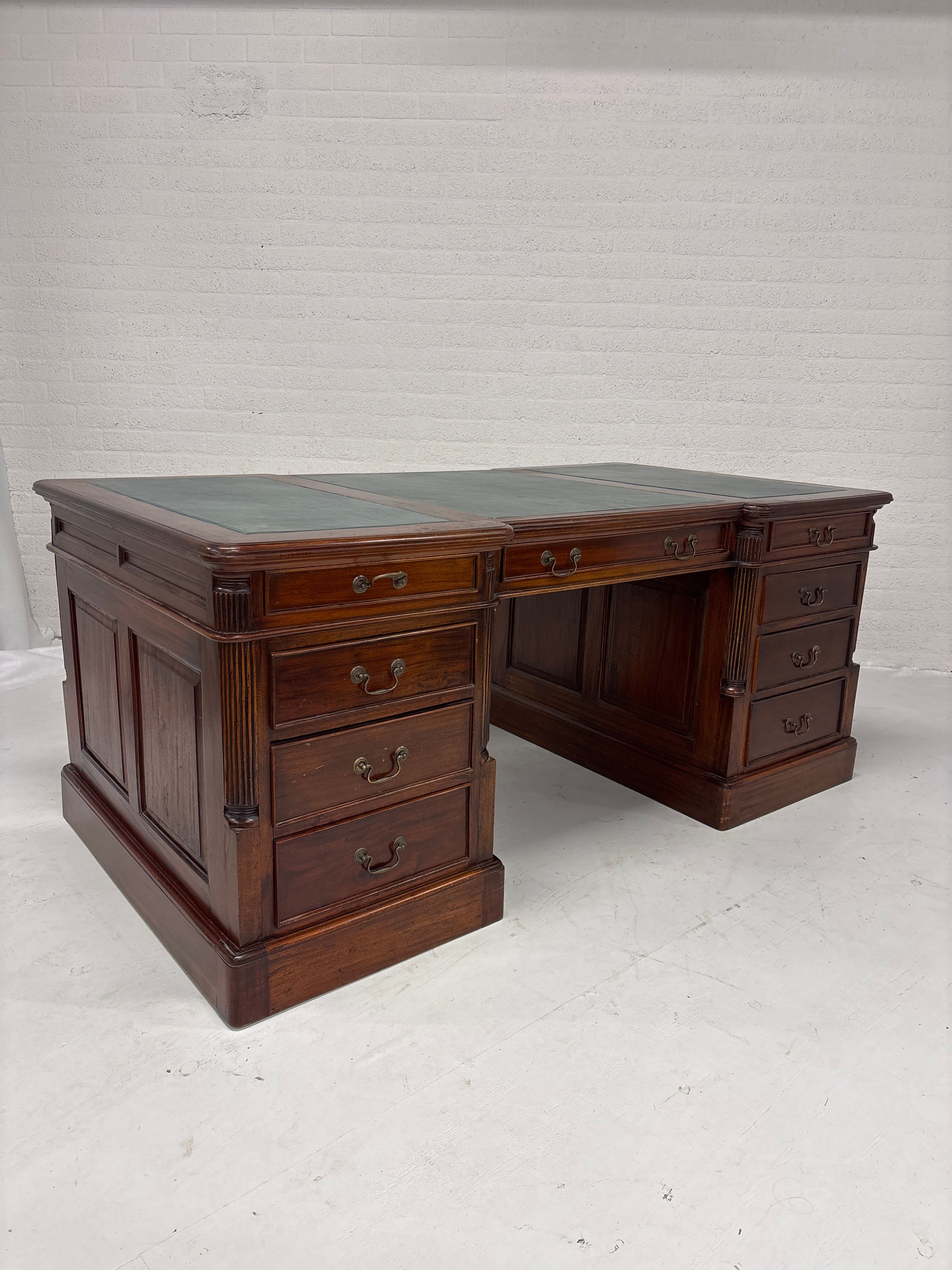 Bureau met leren inleg