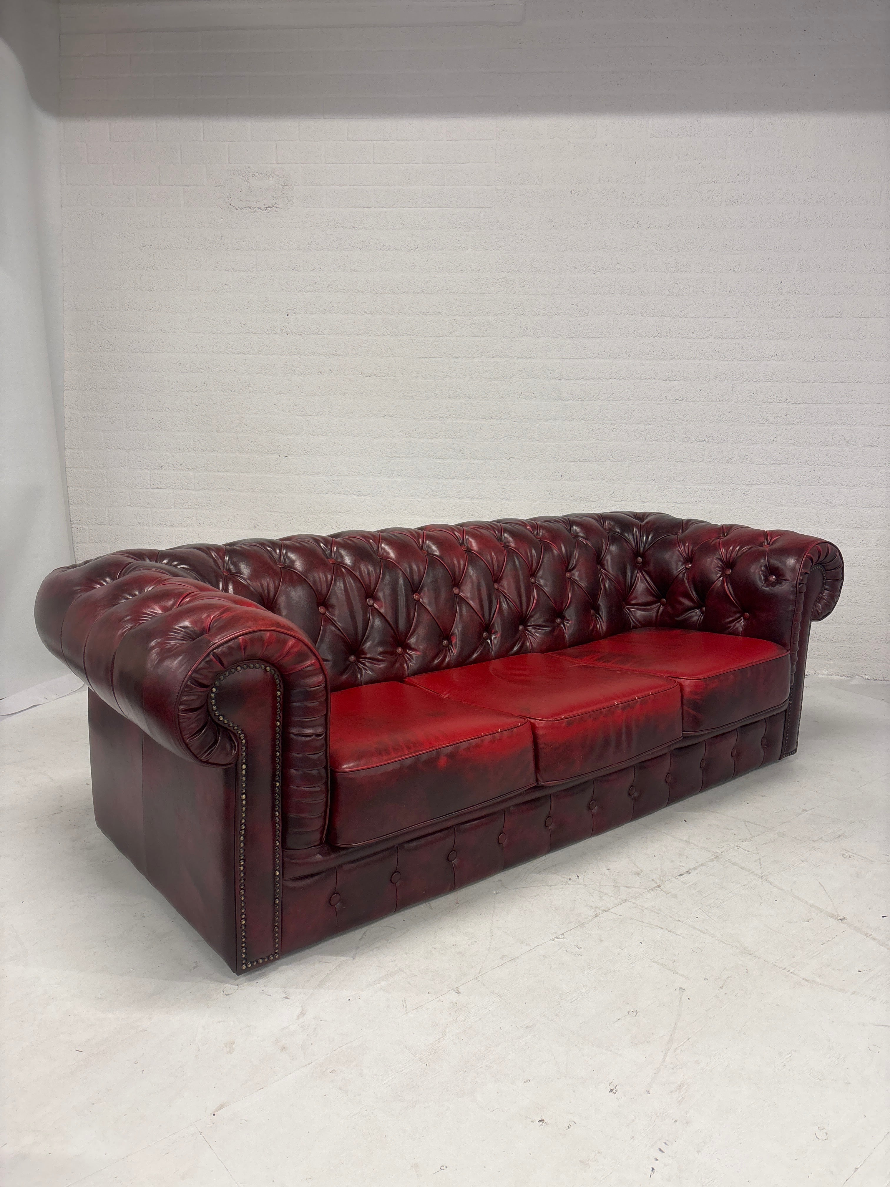Chesterfield bordeaux rode bank