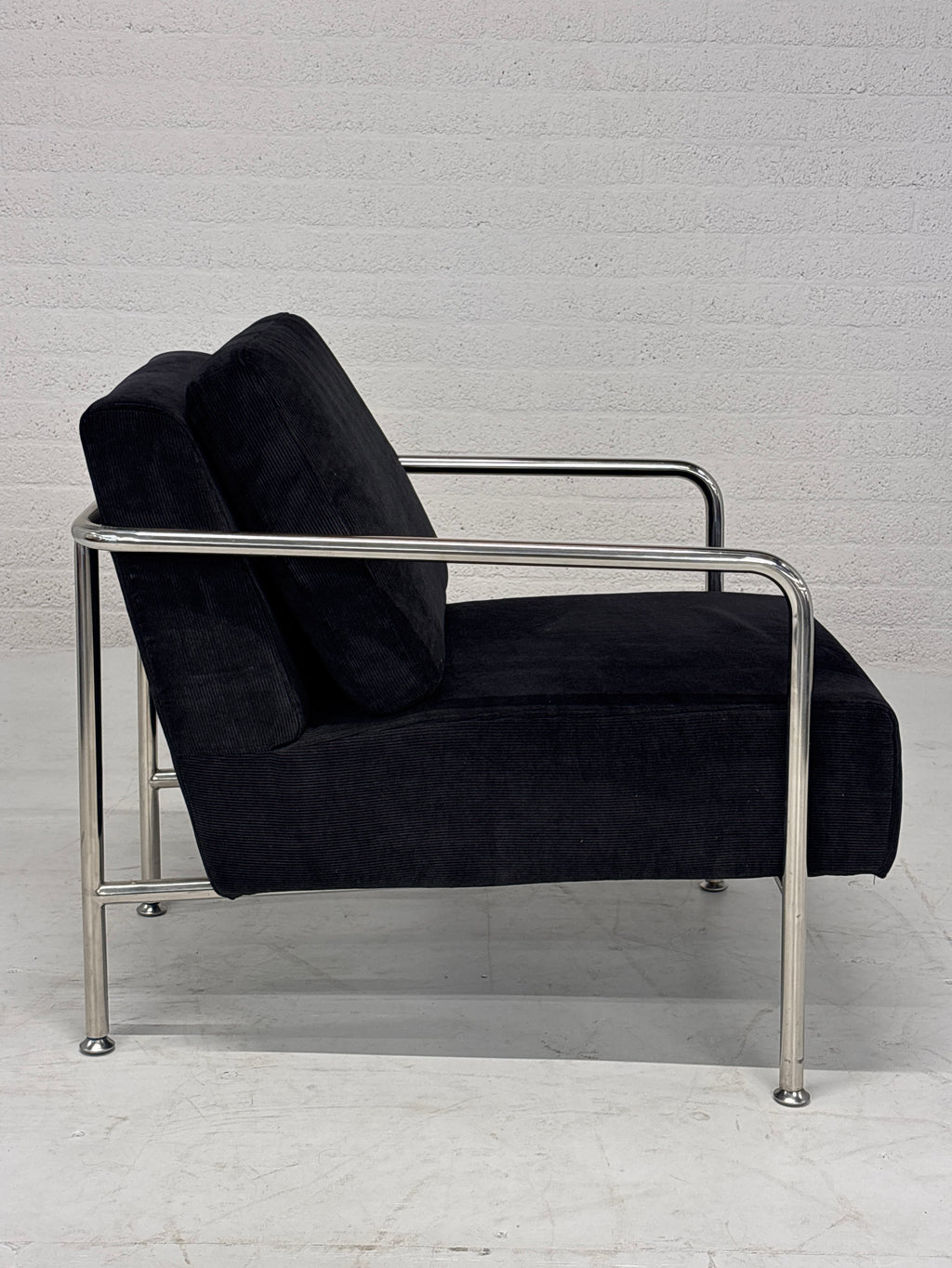 Design fauteuil zwarte stof met chromen frame