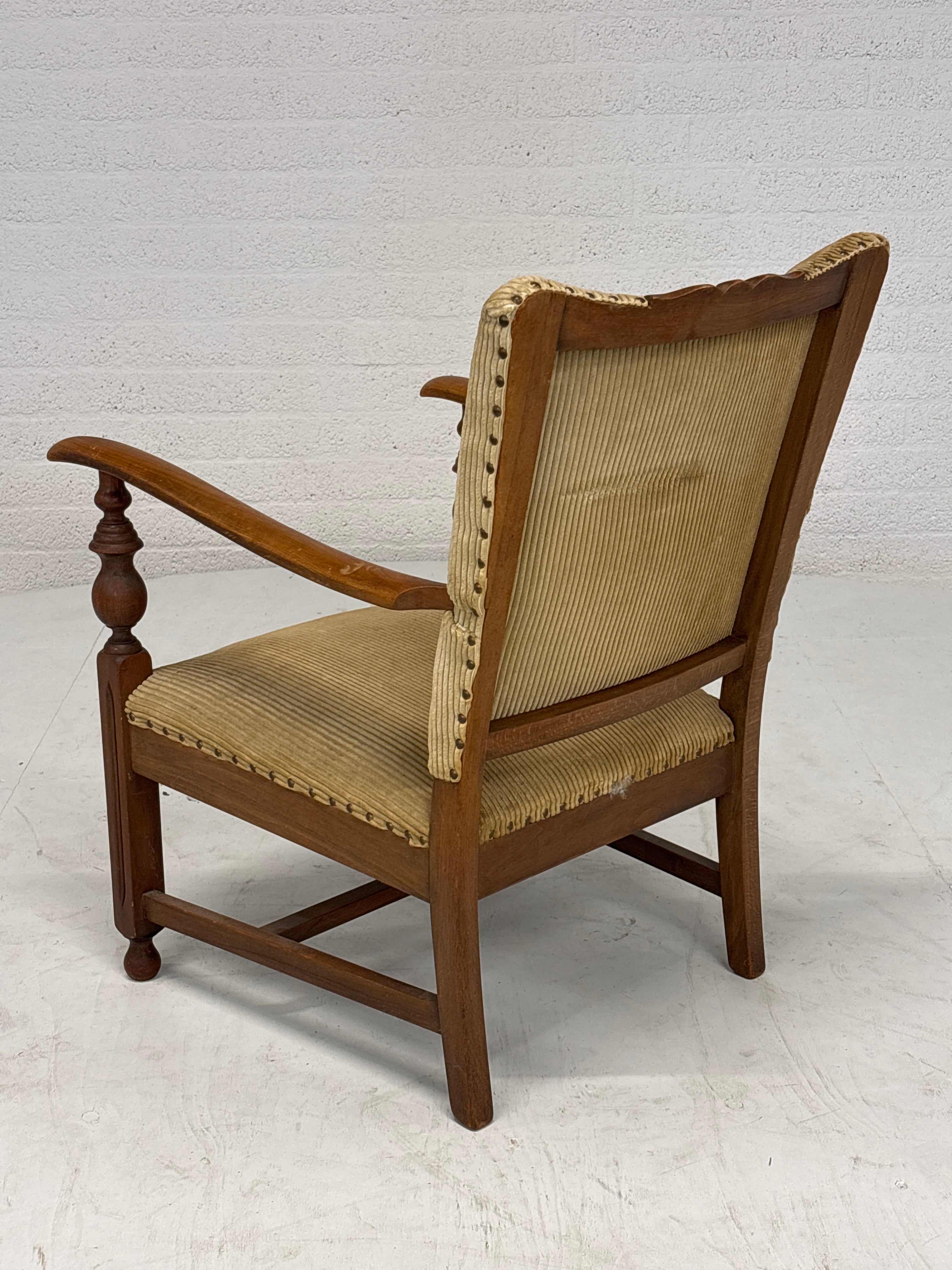 Fauteuil met bruine ribstof