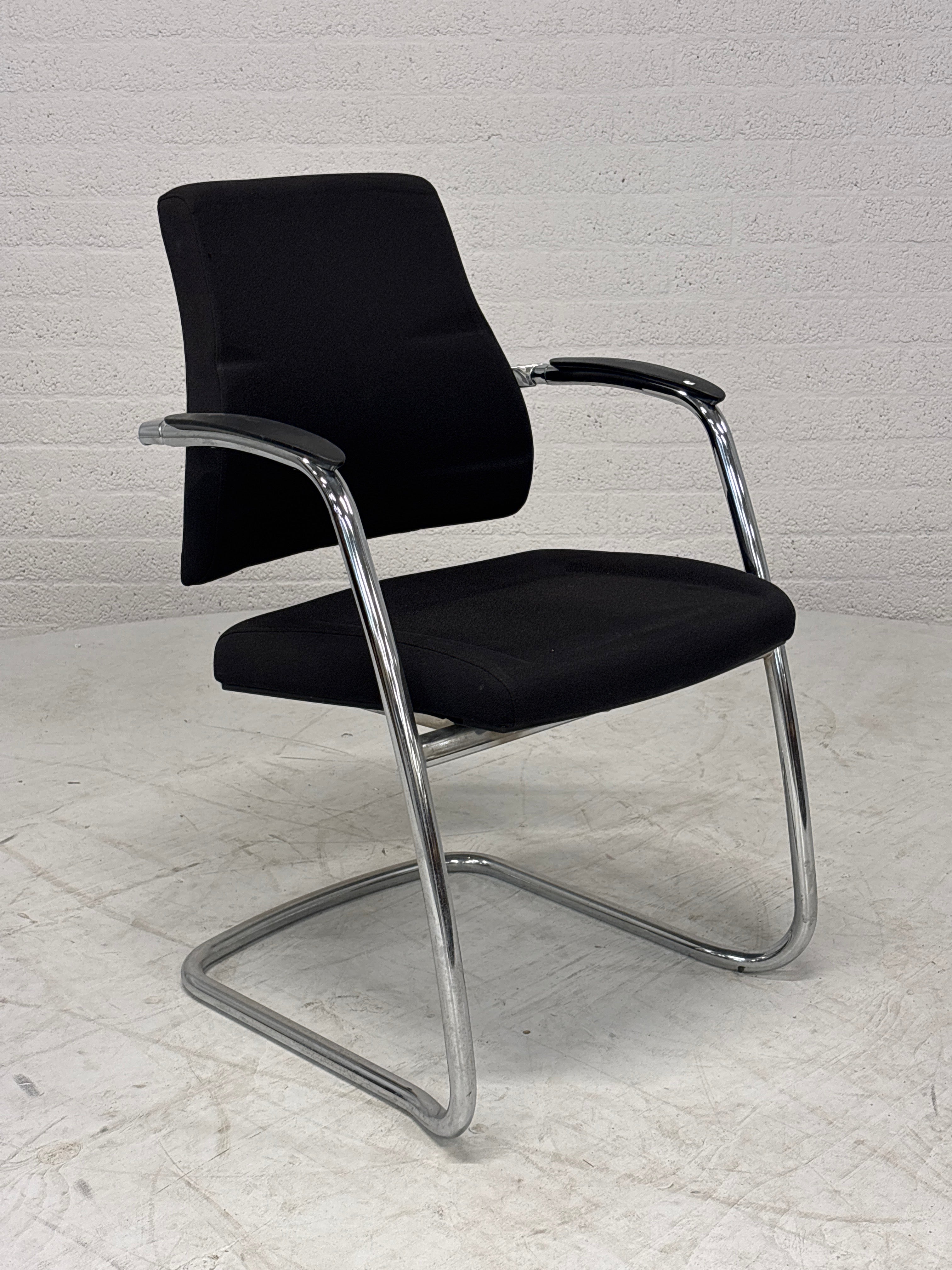 4 Bijzonder mooie comfortabele Axia stoelen voor vergader of eettafel.