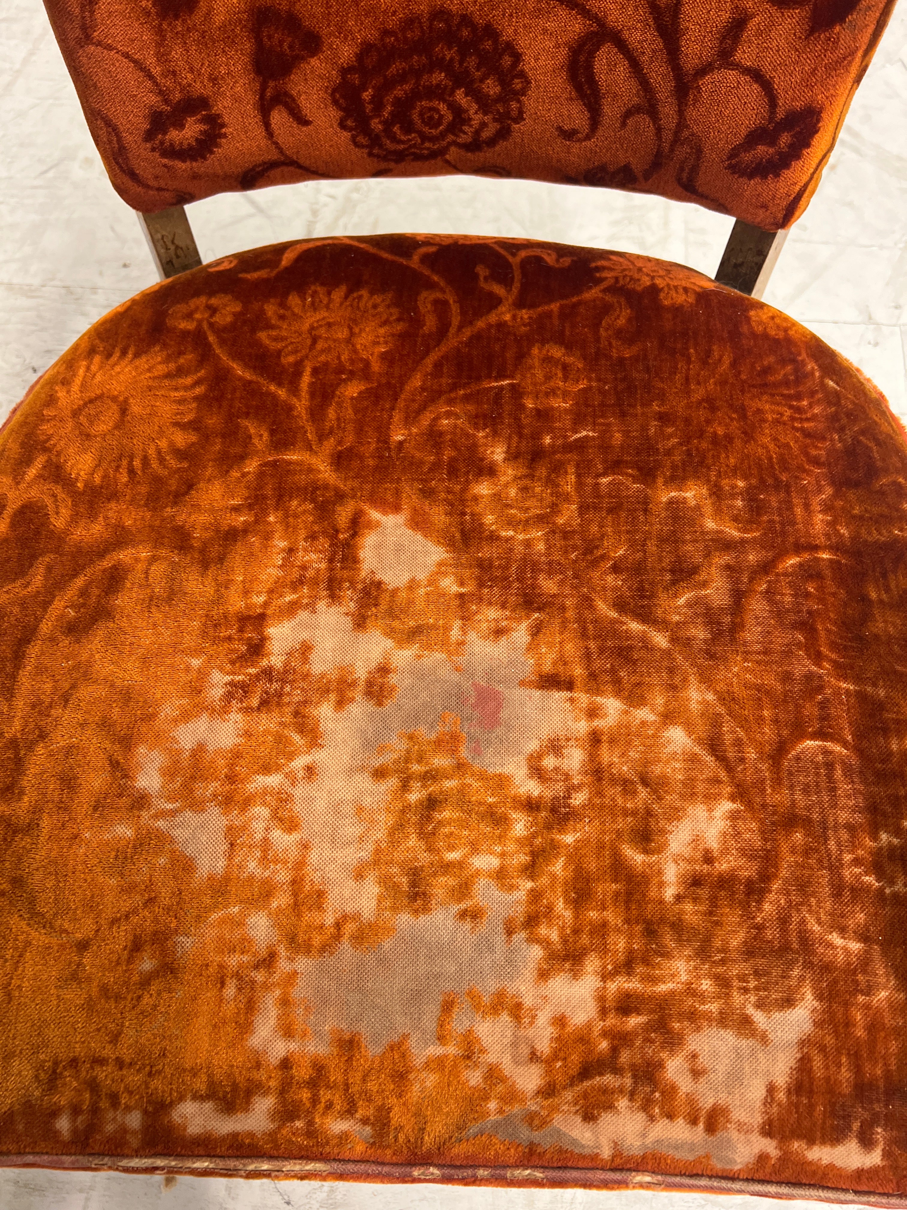Antieke fauteuil met geleefde charme