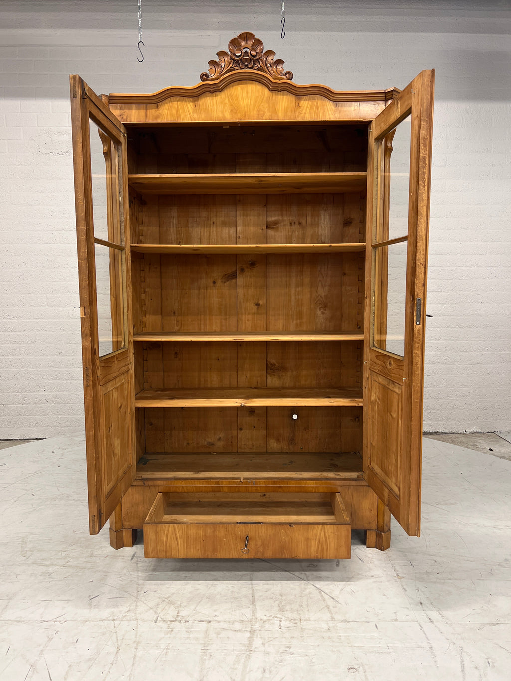 Sierlijke antieke houten vitrinekast