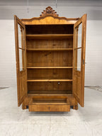 Sierlijke antieke houten vitrinekast