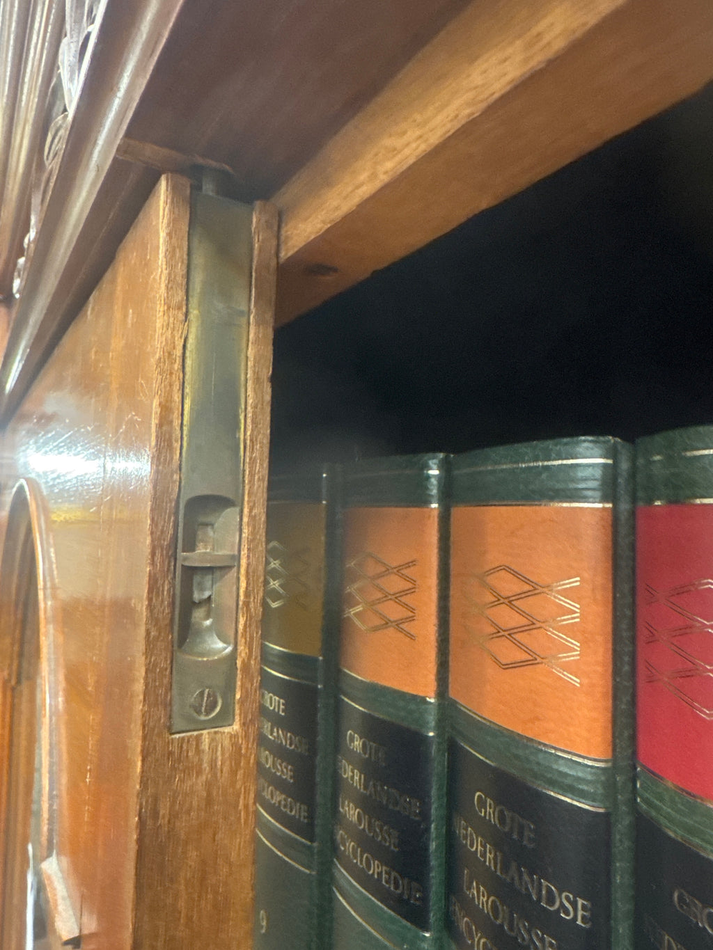 Antieke vitrinekast, prachtig gedetailleerd houtsnijwerk