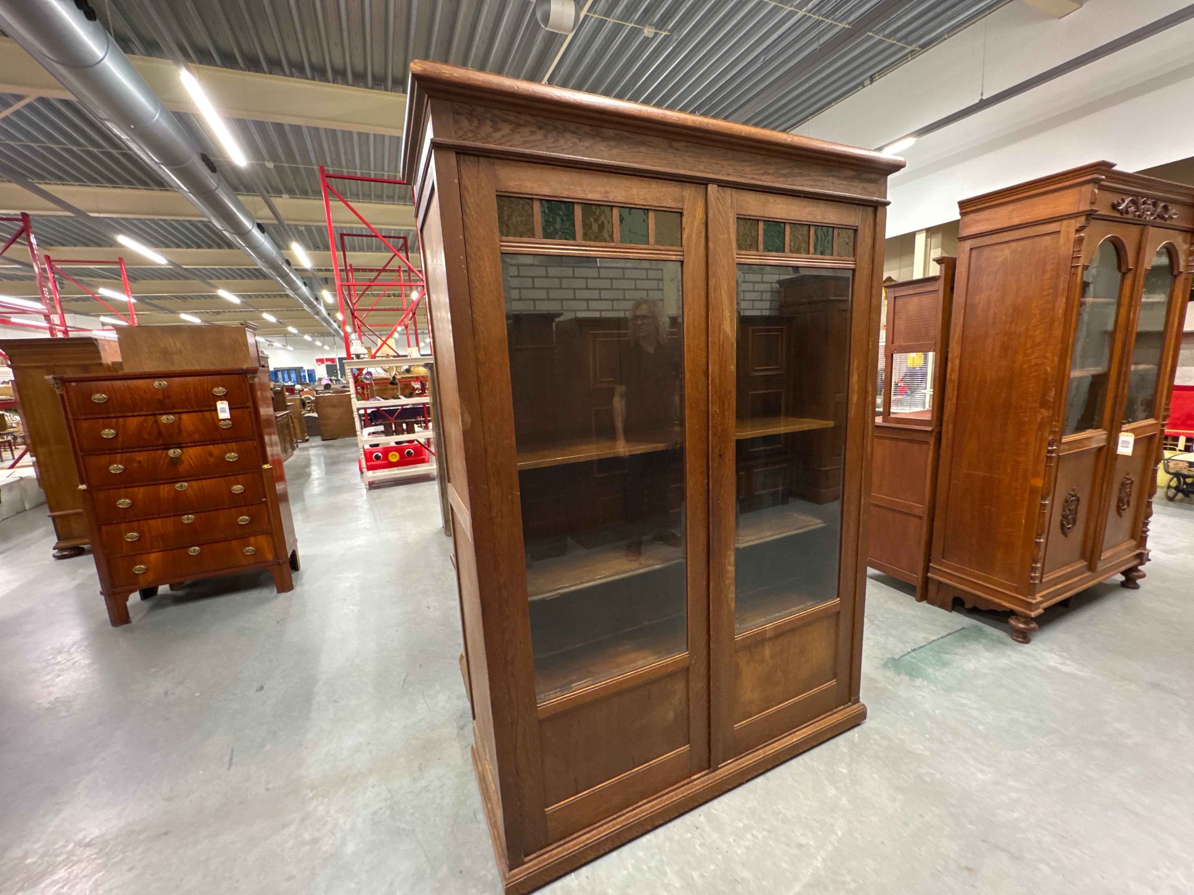 Kast met glas in lood deuren
