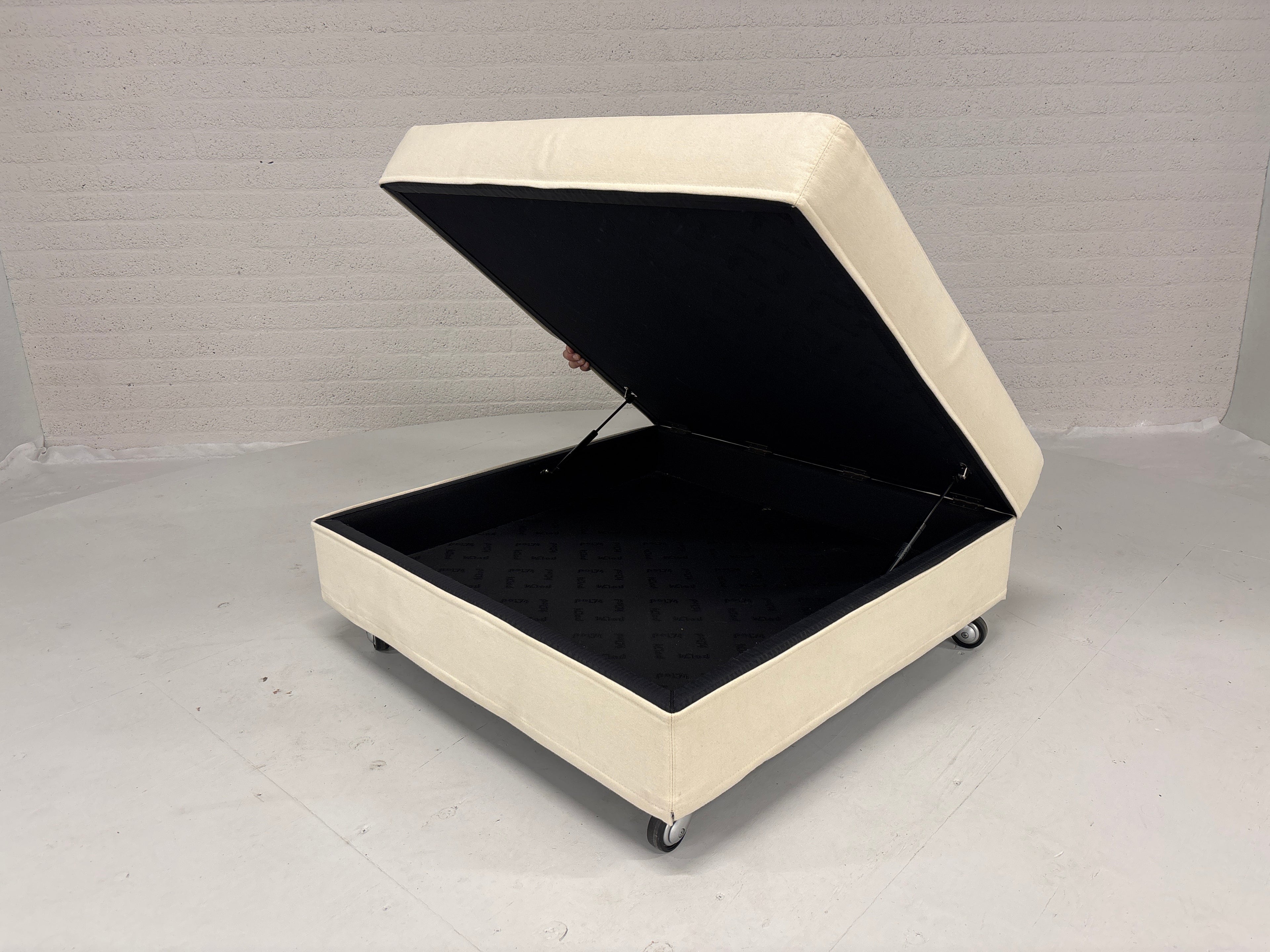 Hocker stof creme op wielen