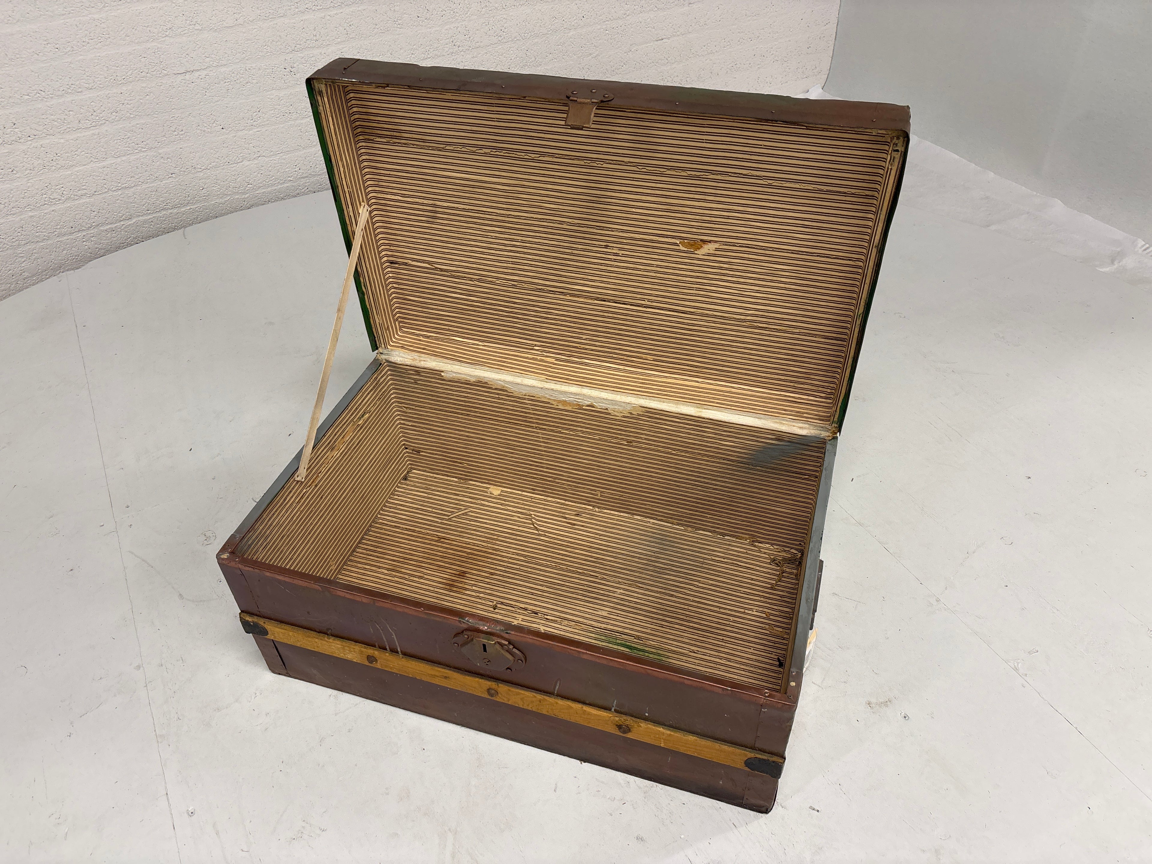 Reiskoffer met metalen beslag