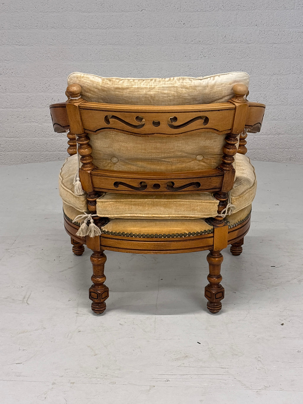 Set vintage Giorgetti stoelen en tafeltje. Okergele bekleding. Italiaans design.