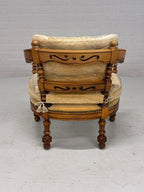 Set vintage Giorgetti stoelen en tafeltje. Okergele bekleding. Italiaans design.
