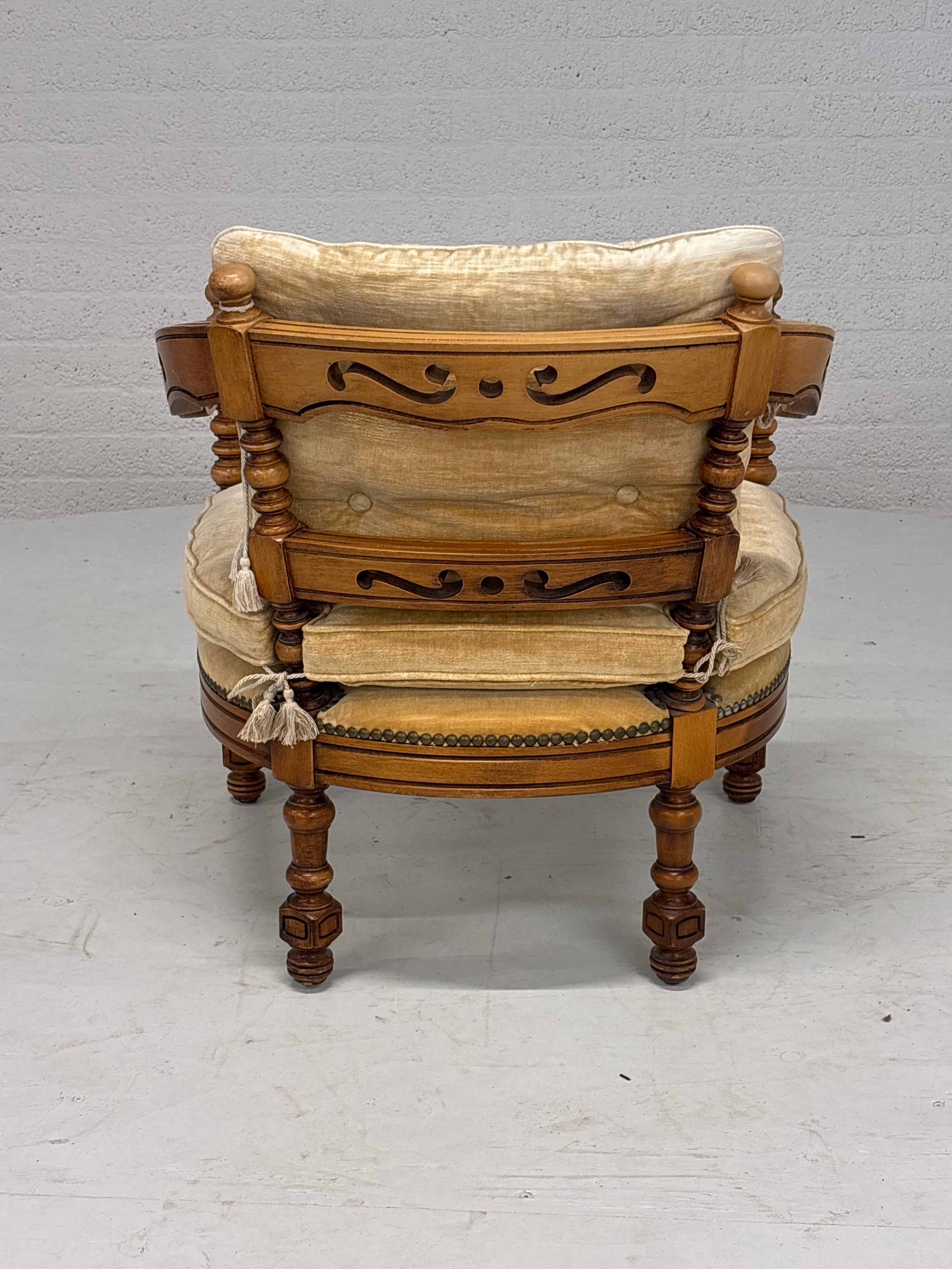 Set vintage Giorgetti stoelen en tafeltje. Okergele bekleding. Italiaans design.