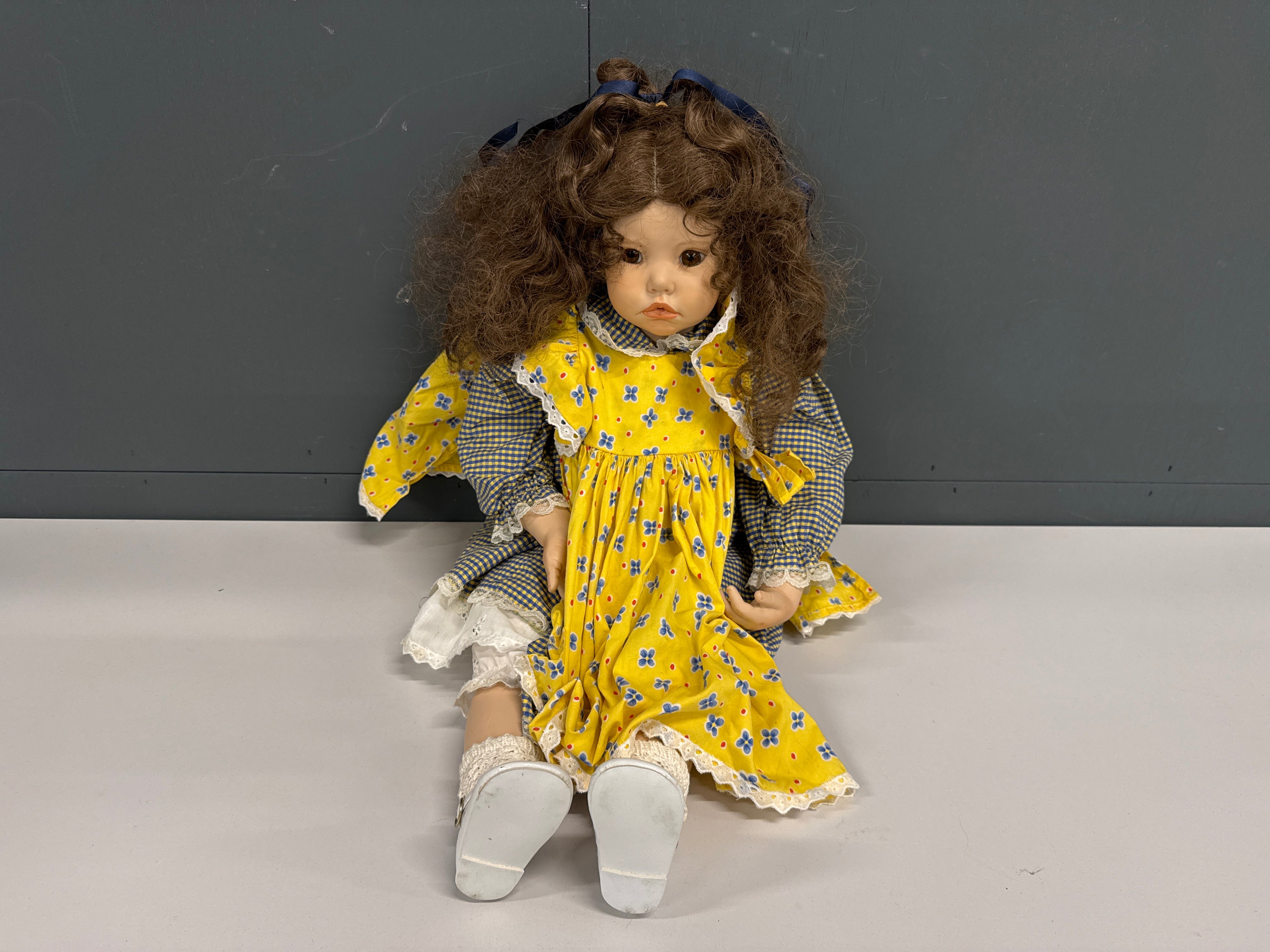 Pop met dubbele jurk porselein