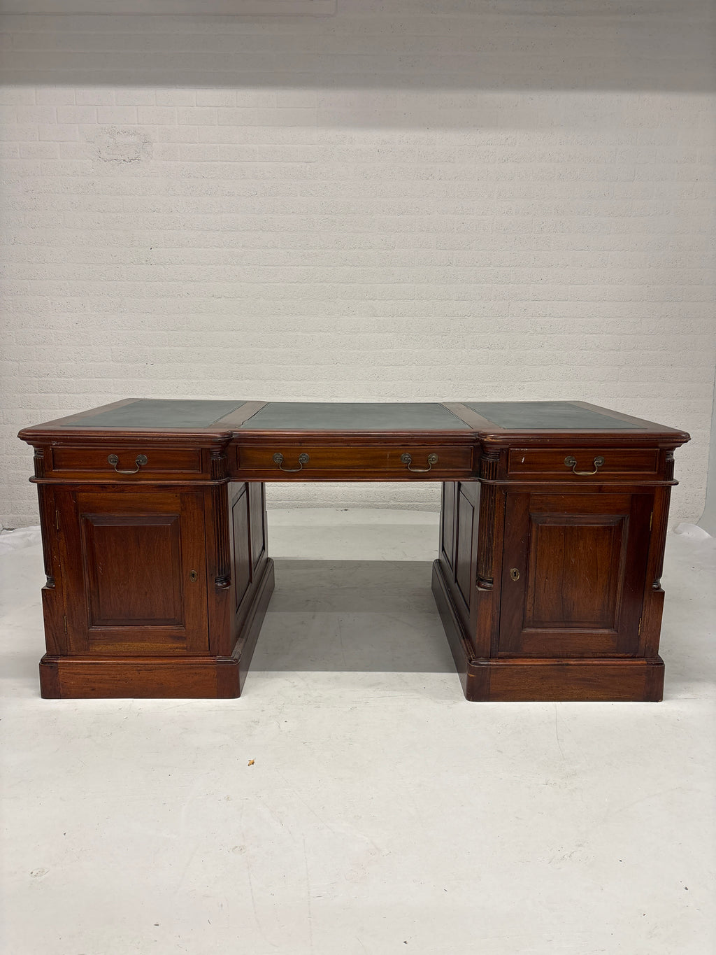 Bureau met leren inleg