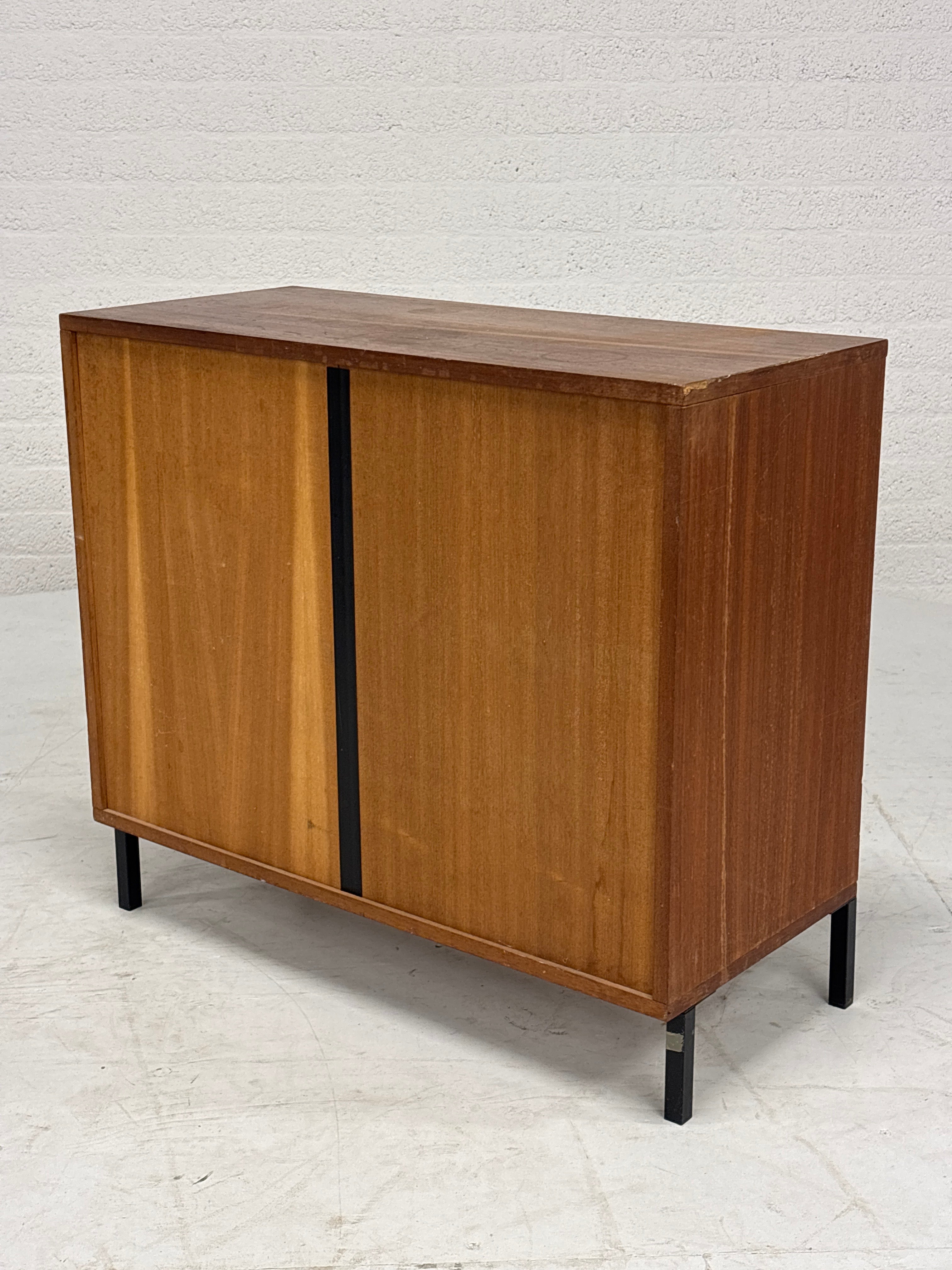 Vintage kastje met deurtjes