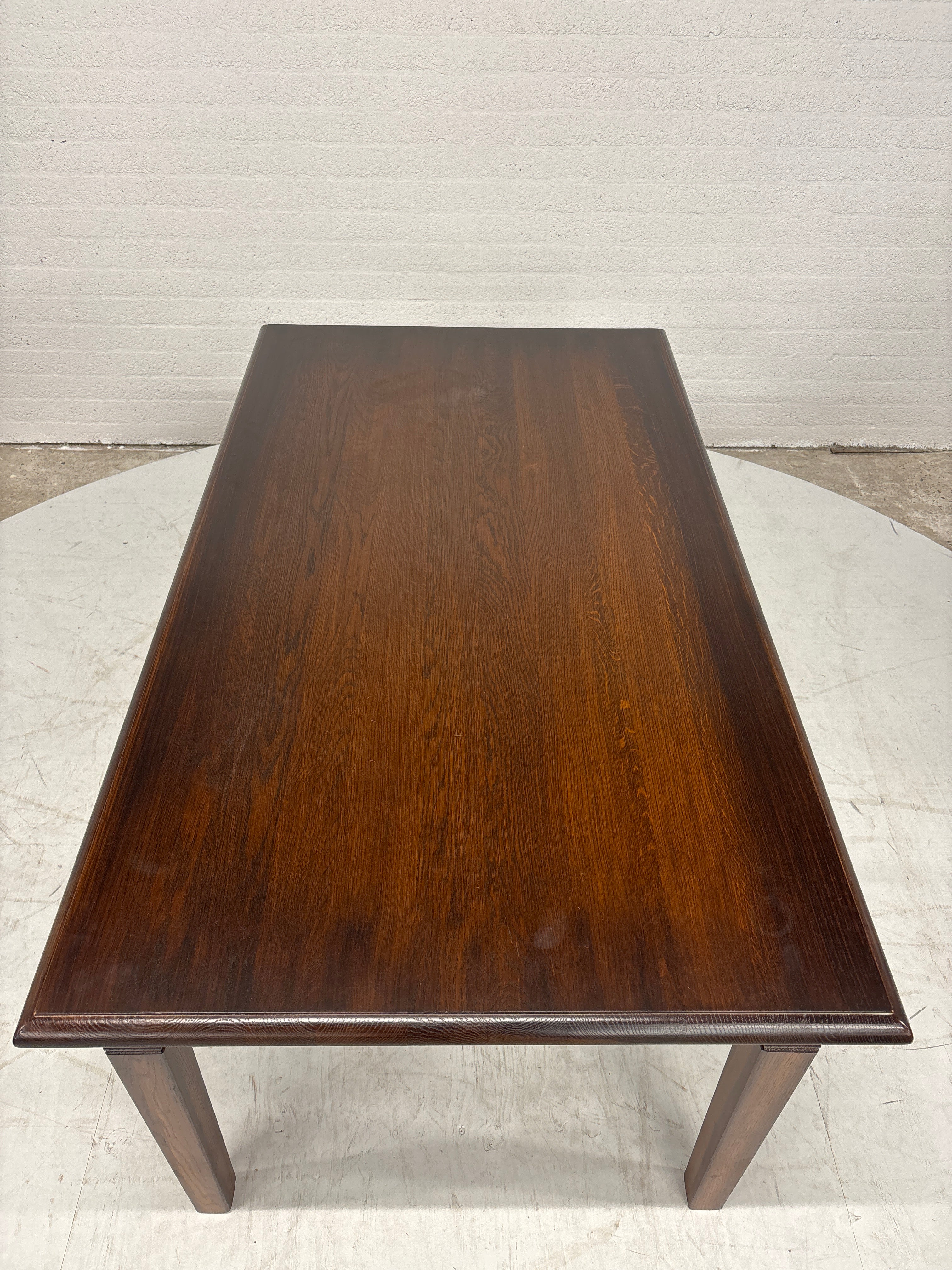 Prachtige eettafel met lade