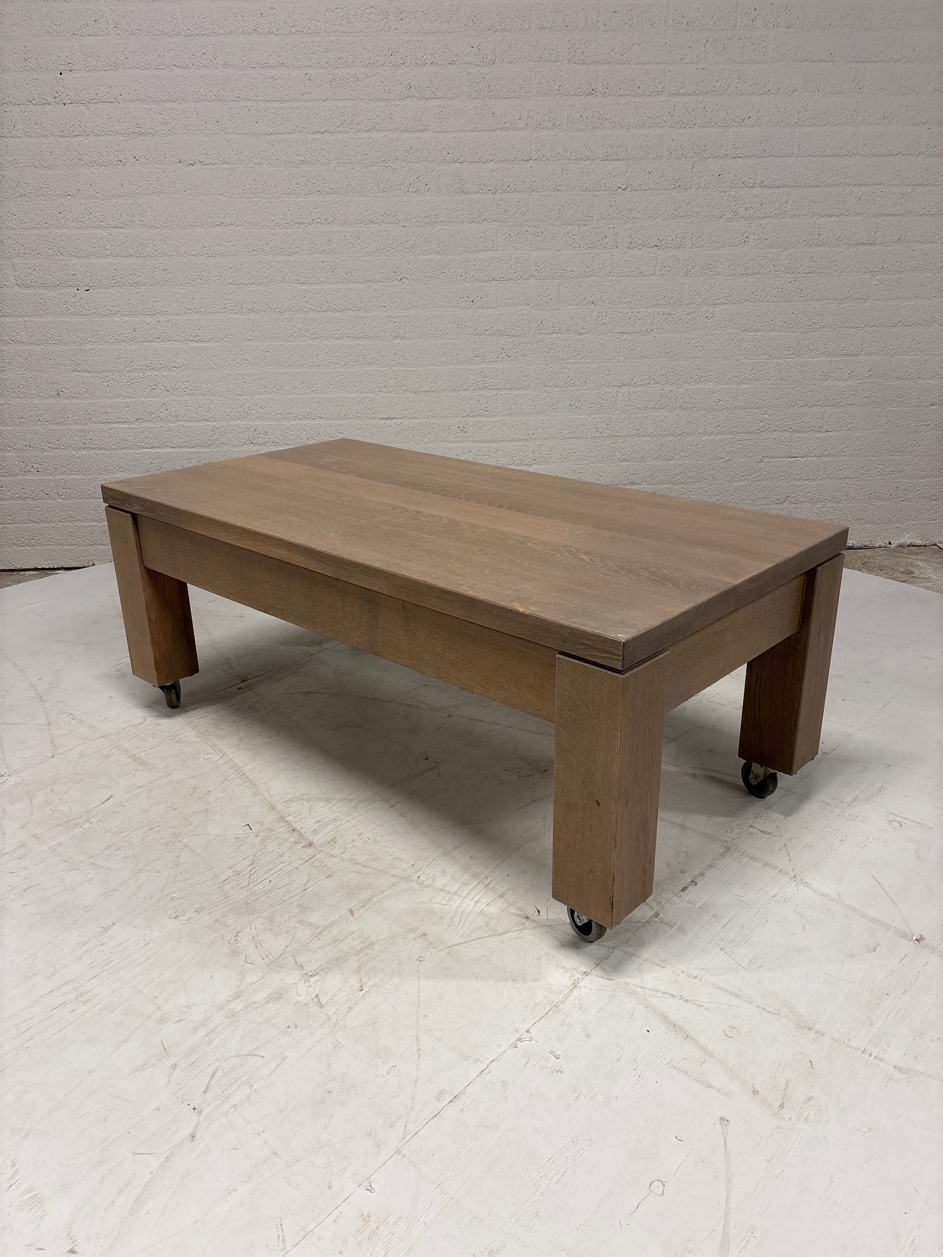 Eiken salontafel op wielen met lade