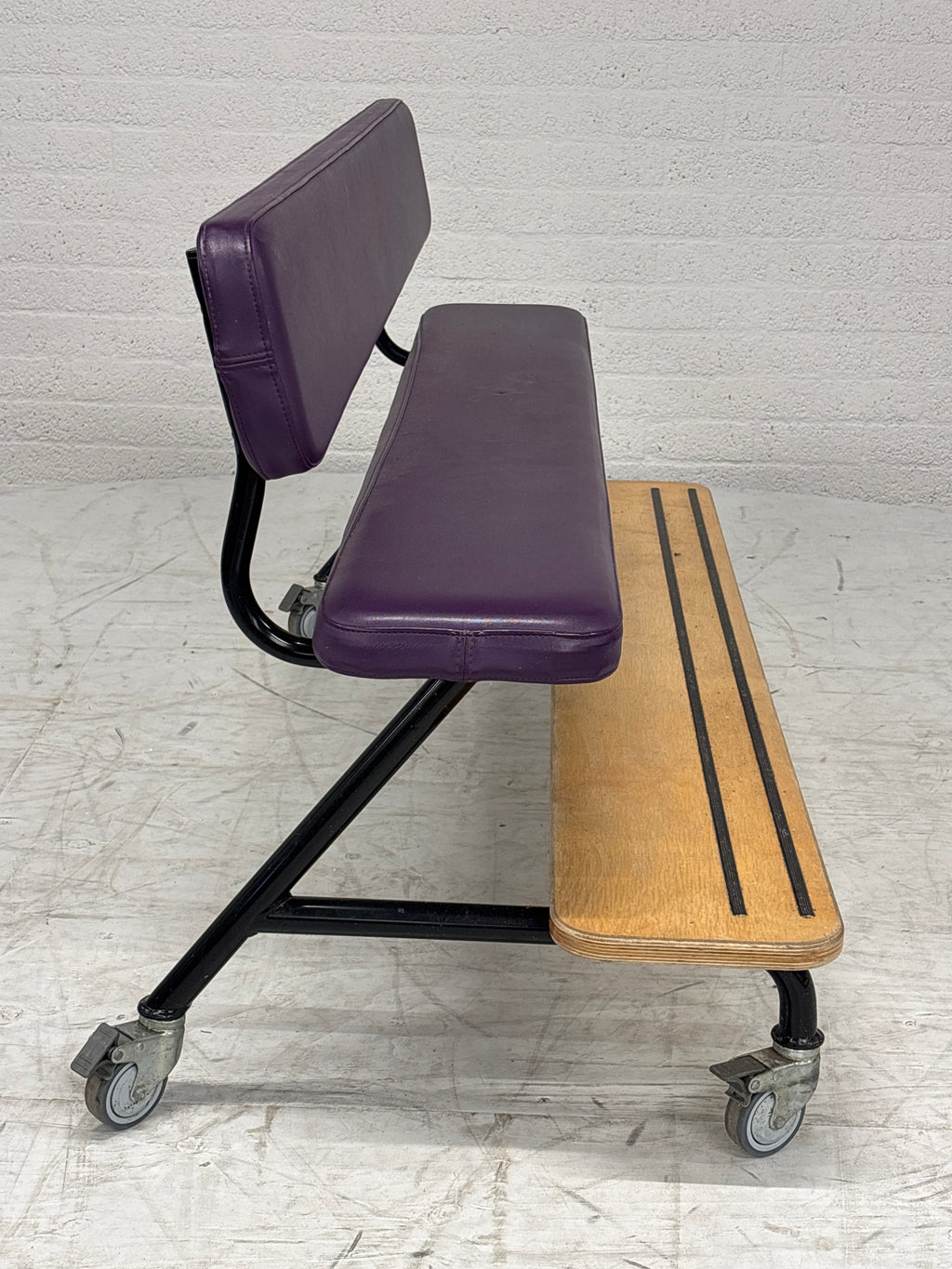 Stoere set 2 kinderbanken, tafel op wielen