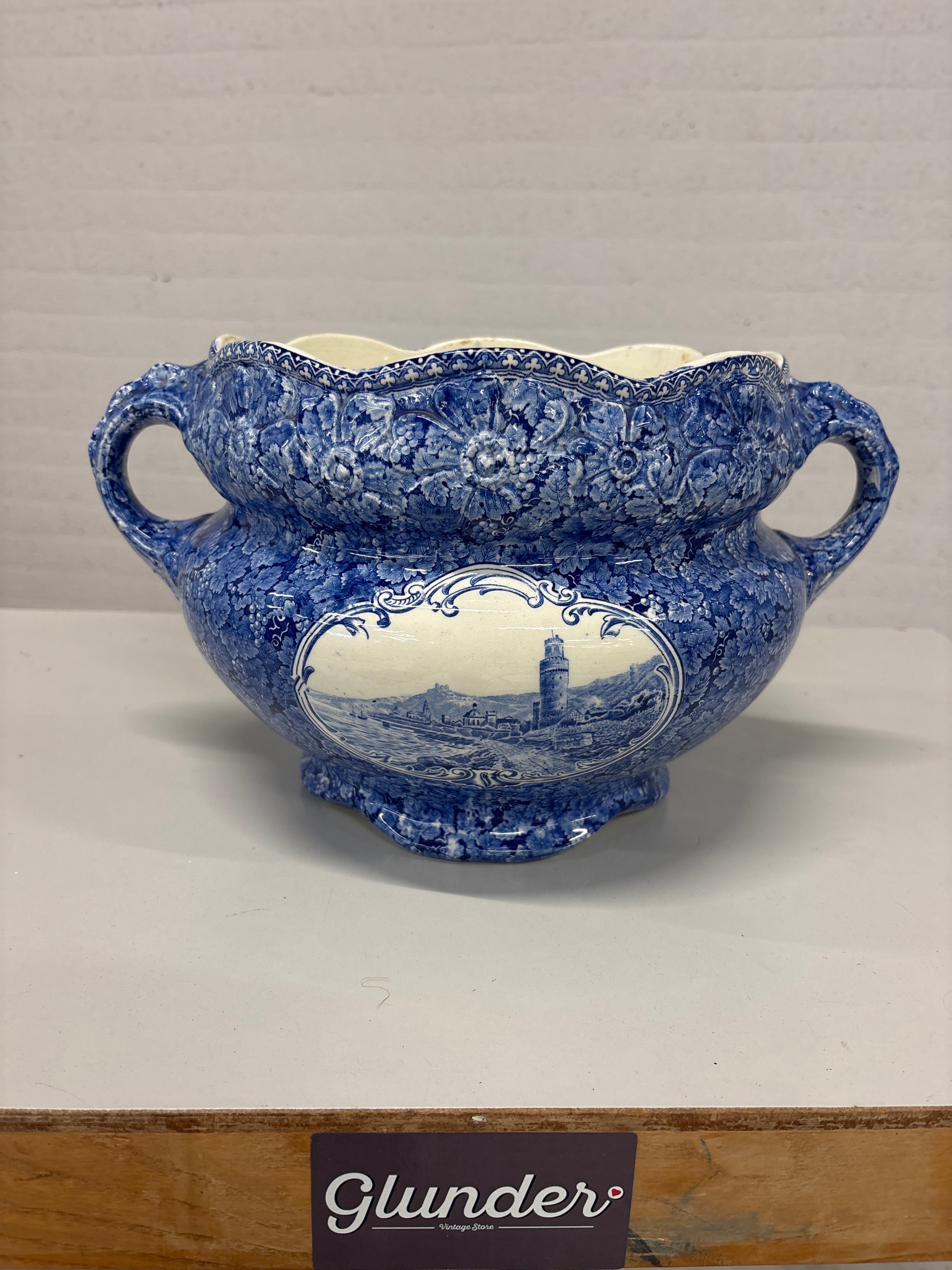 Cachepot bloempot Villeroi en Boch 1900 met schildering Rhein