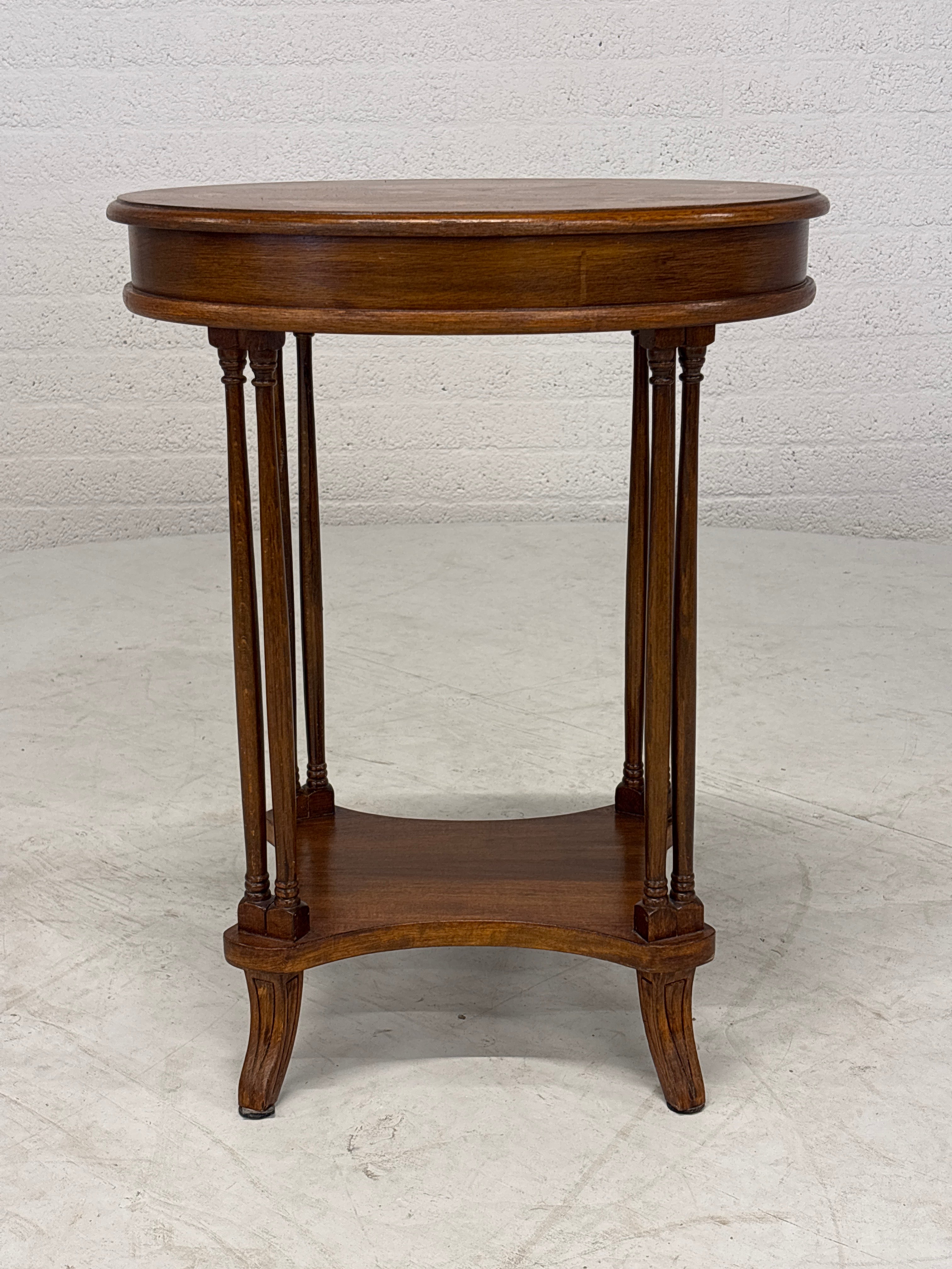 Ovaal bijzettafeltje