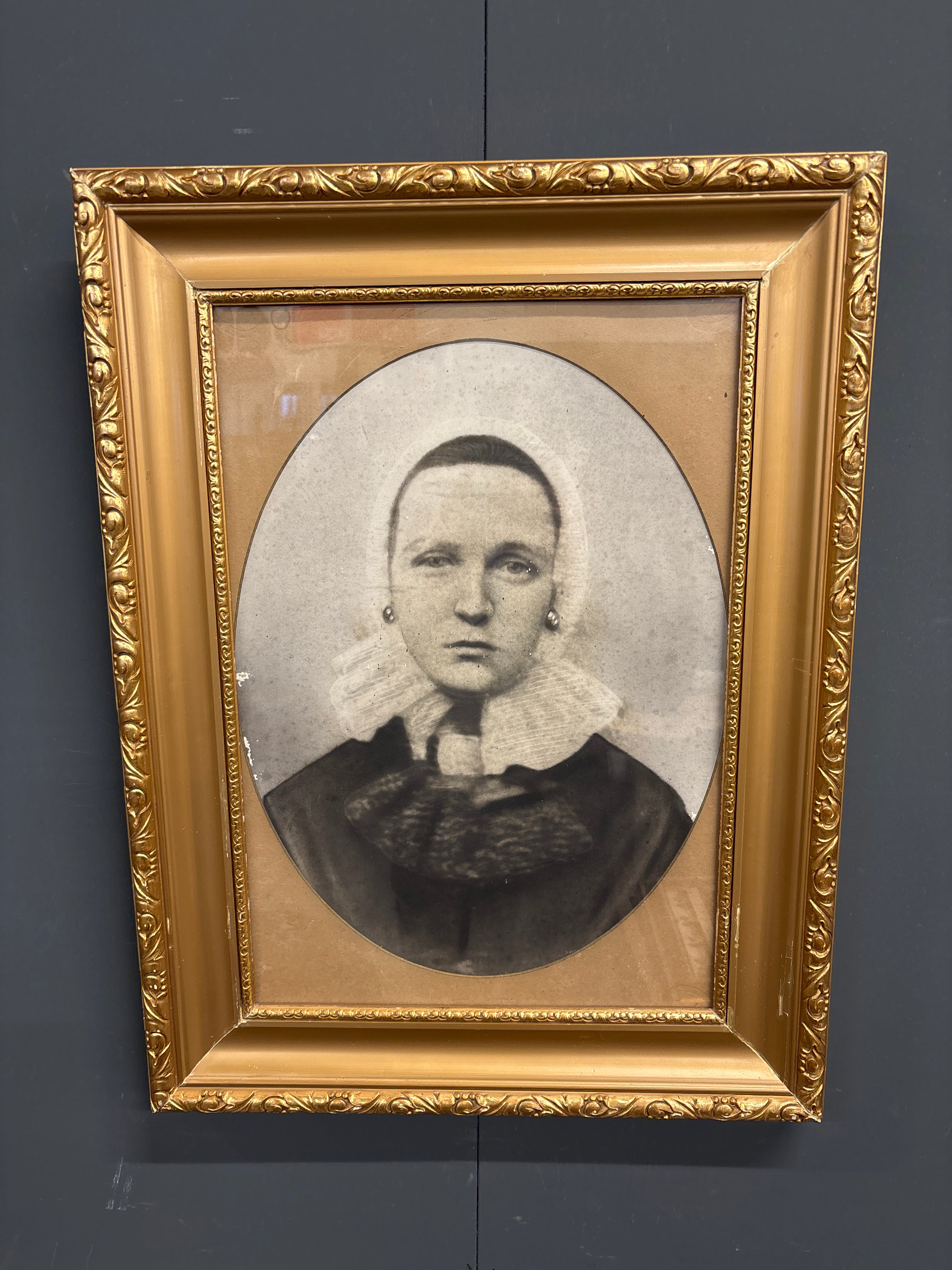 Dame zwart wit in gouden lijst